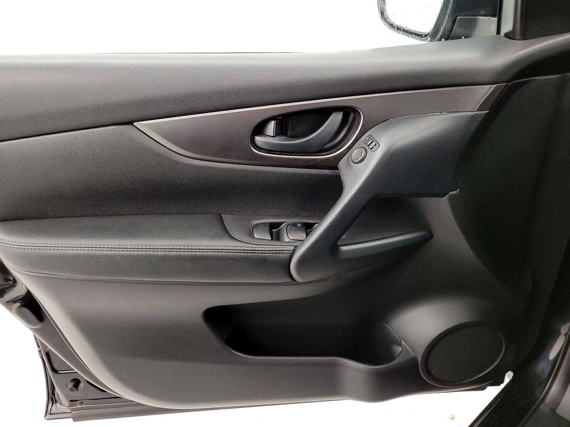 Thumbnail: 2021 Nissan Rogue Sport - 12