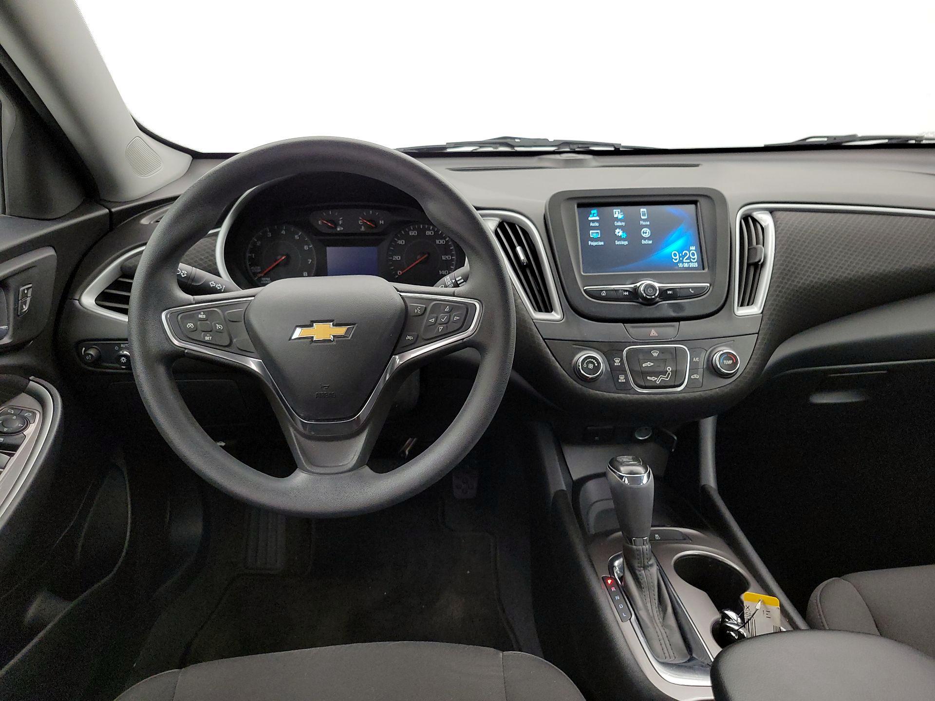 Thumbnail: 2017 Chevrolet Malibu - 10