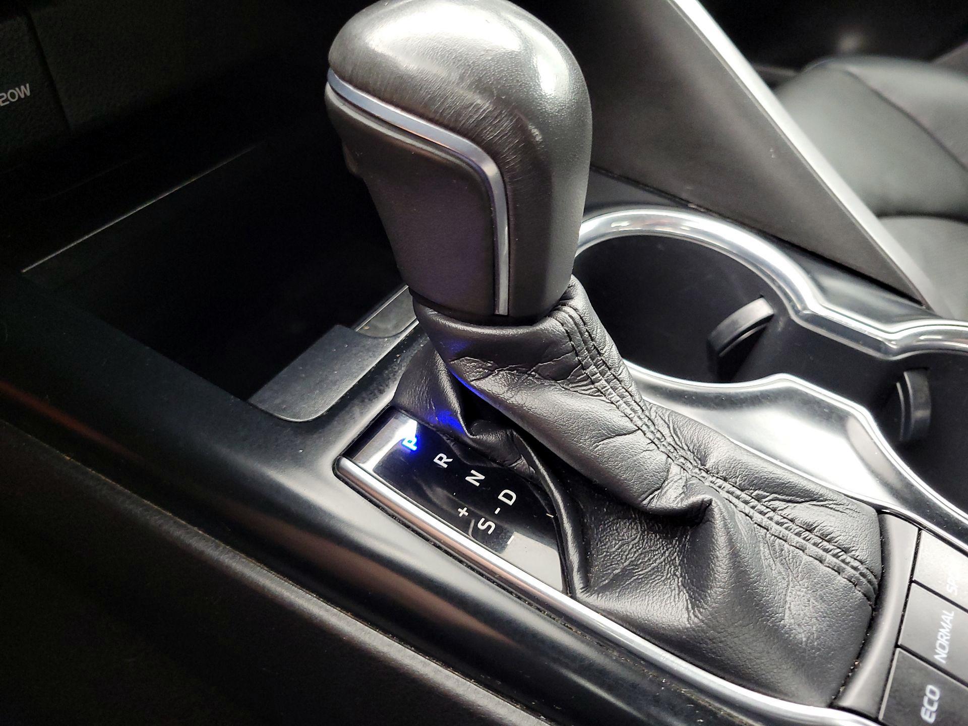 Thumbnail: 2019 Toyota Camry - 18