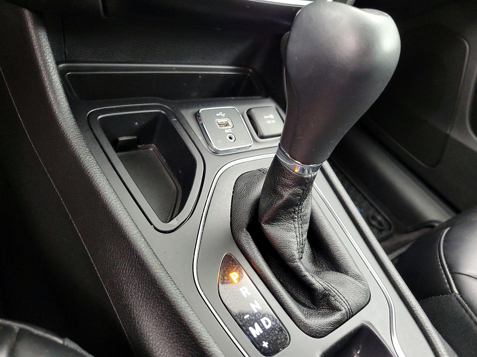 Thumbnail: 2019 Jeep Cherokee - 17
