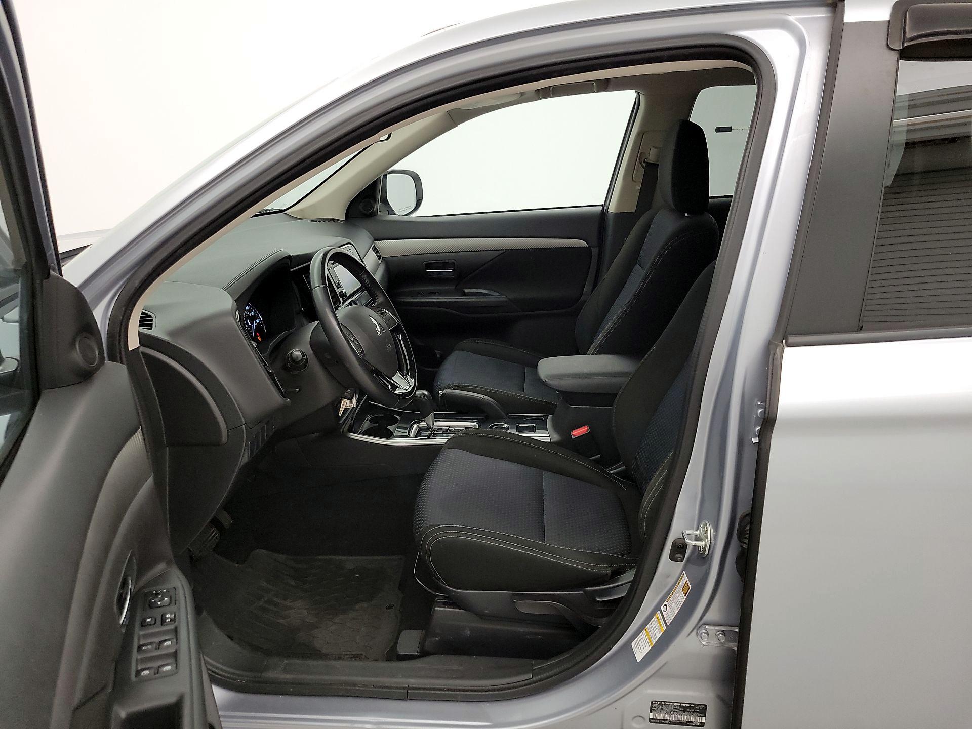 Thumbnail: 2017 Mitsubishi Outlander - 11