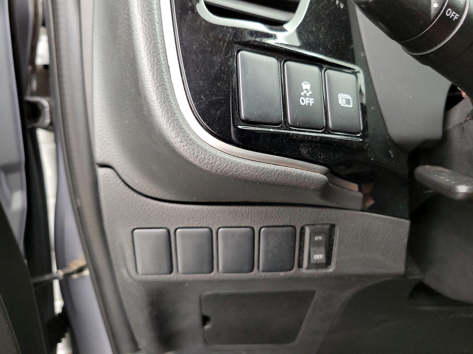 Thumbnail: 2017 Mitsubishi Outlander - 13