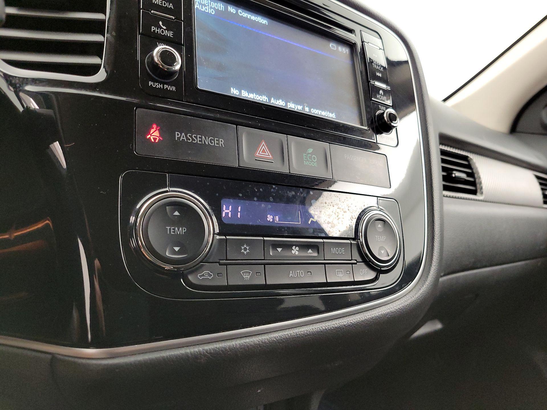 Thumbnail: 2017 Mitsubishi Outlander - 16