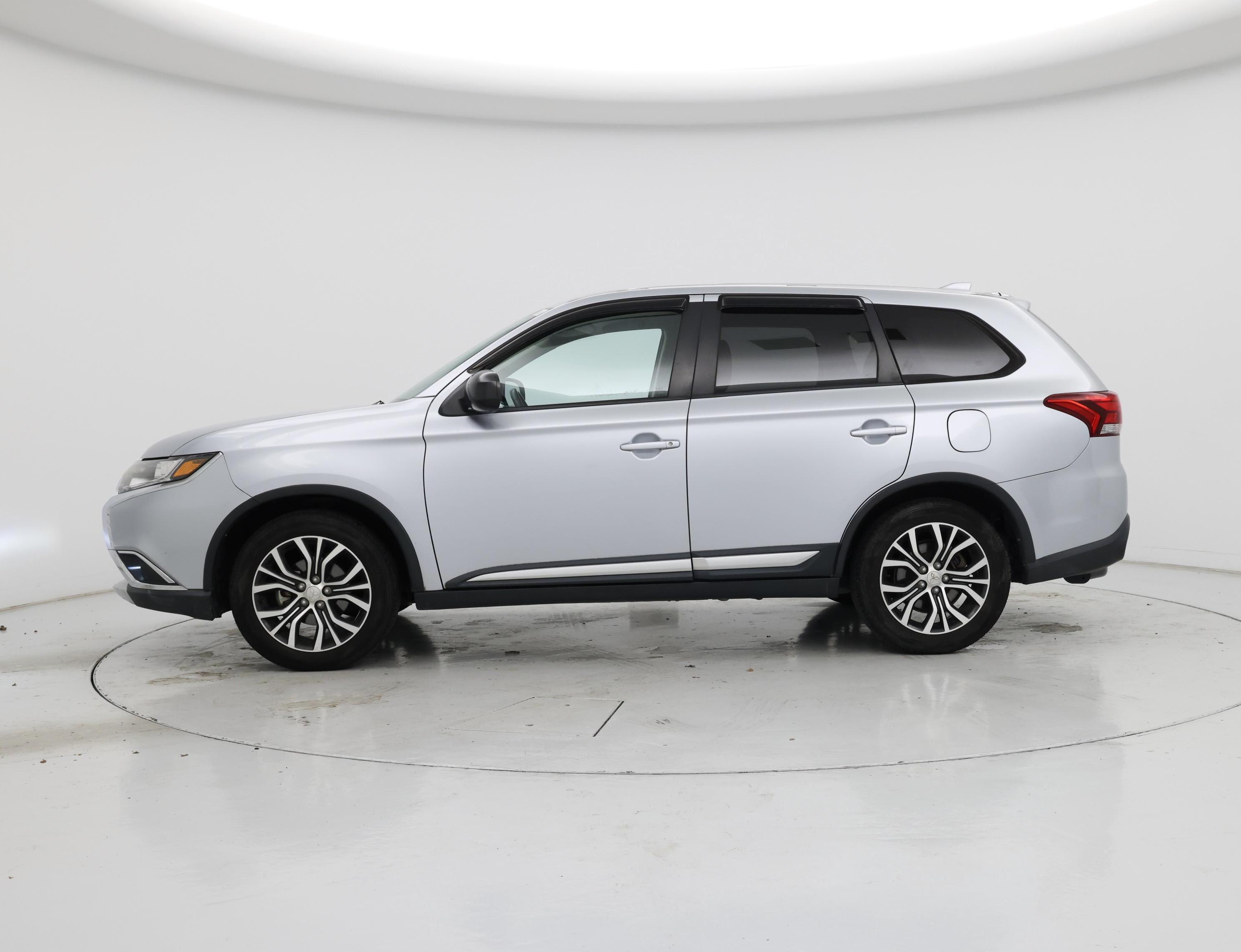 Thumbnail: 2017 Mitsubishi Outlander - 3