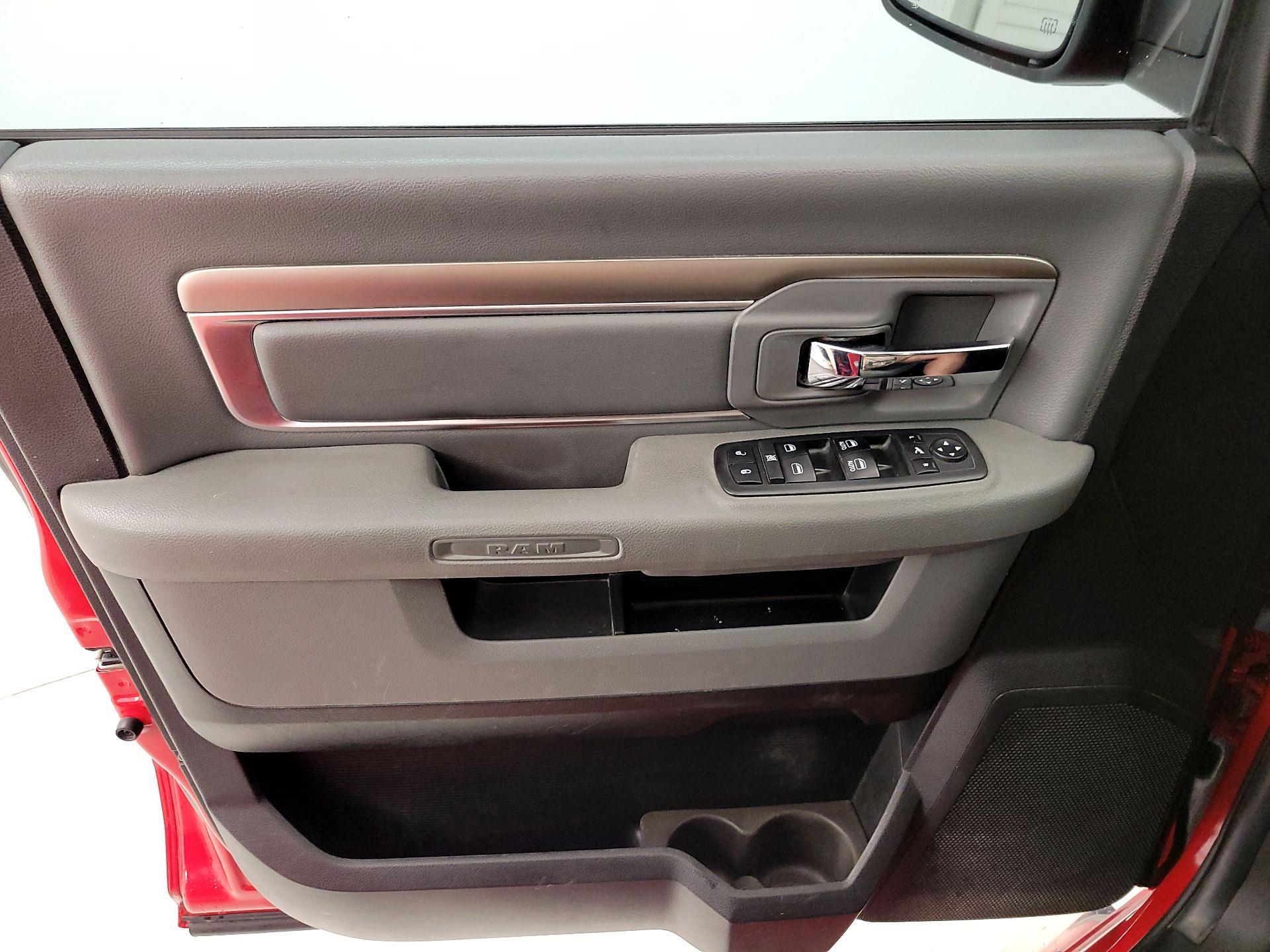 Thumbnail: 2019 RAM 1500 Classic - 12