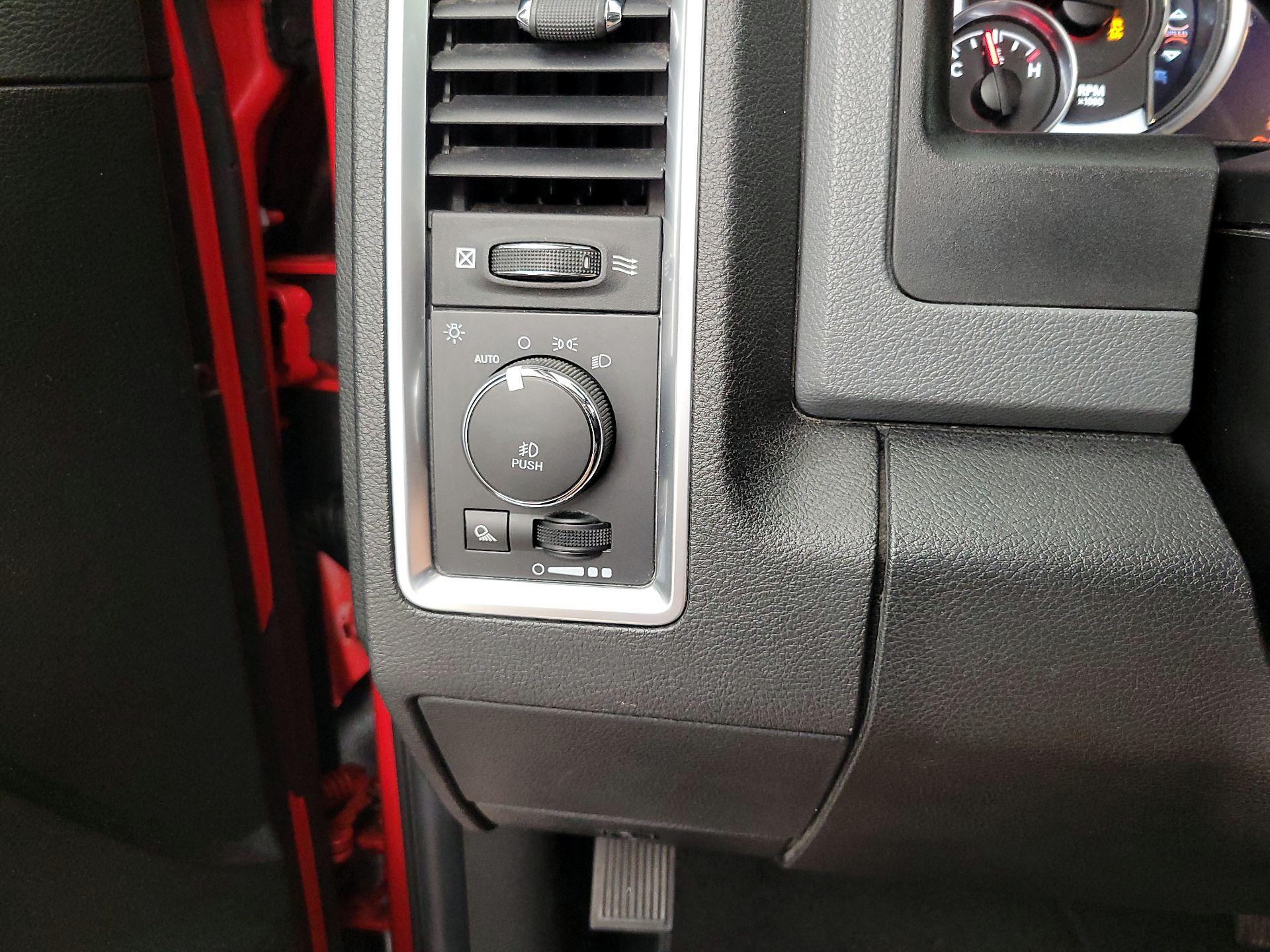 Thumbnail: 2019 RAM 1500 Classic - 13