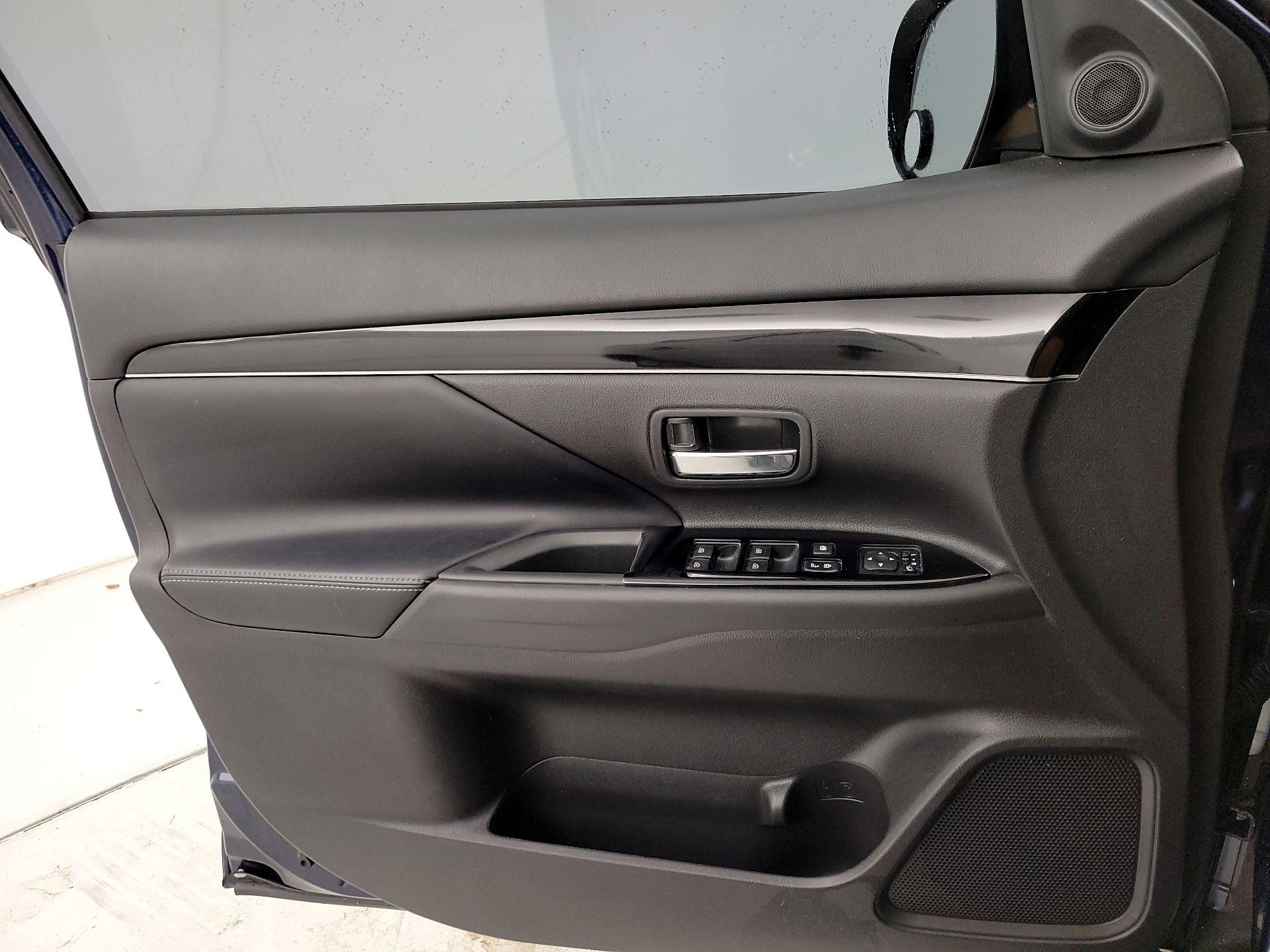 Thumbnail: 2019 Mitsubishi Outlander - 12