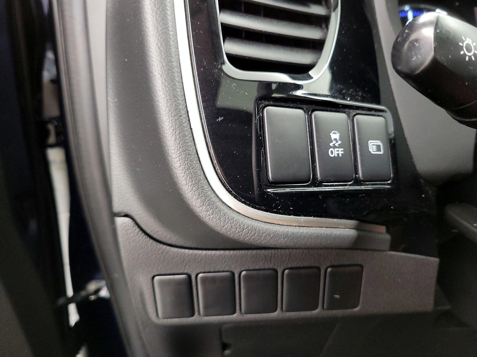 Thumbnail: 2019 Mitsubishi Outlander - 13