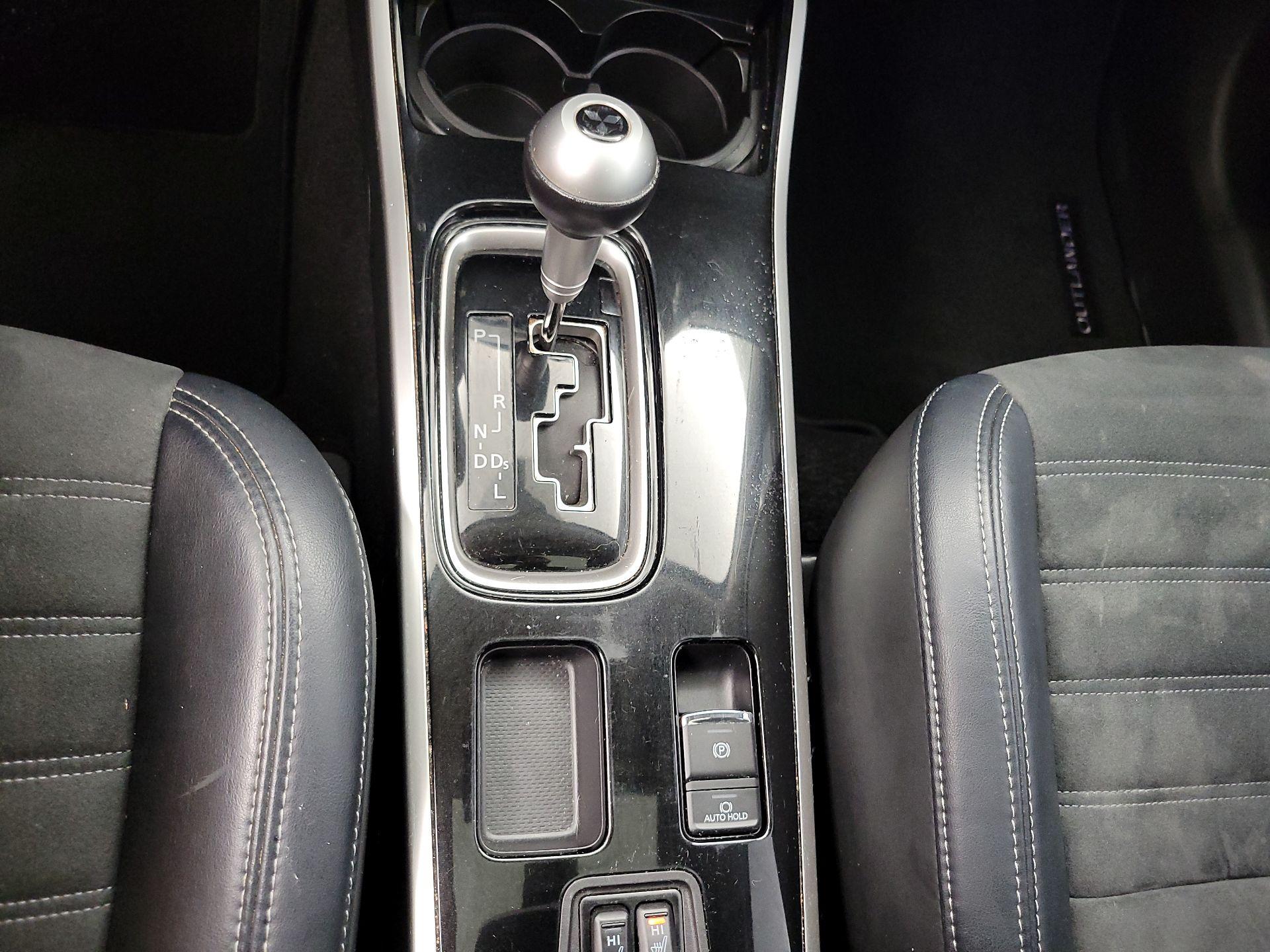 Thumbnail: 2019 Mitsubishi Outlander - 17