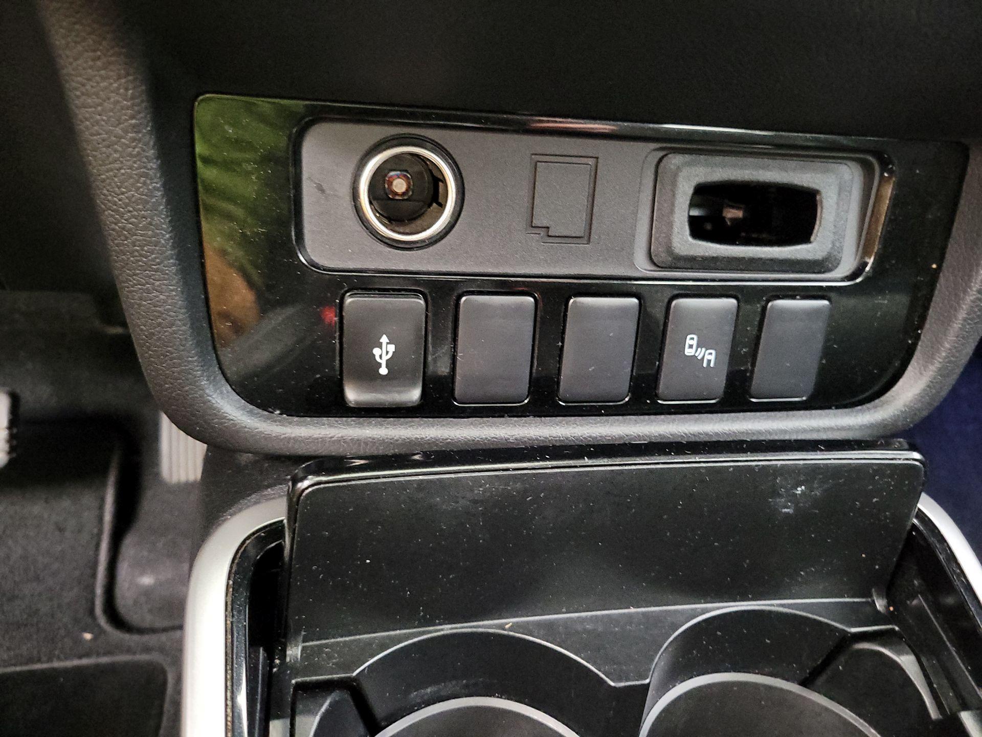 Thumbnail: 2019 Mitsubishi Outlander - 18