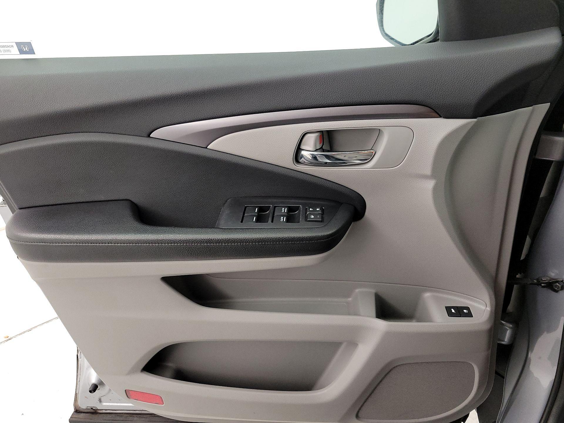 Thumbnail: 2017 Honda Pilot - 12