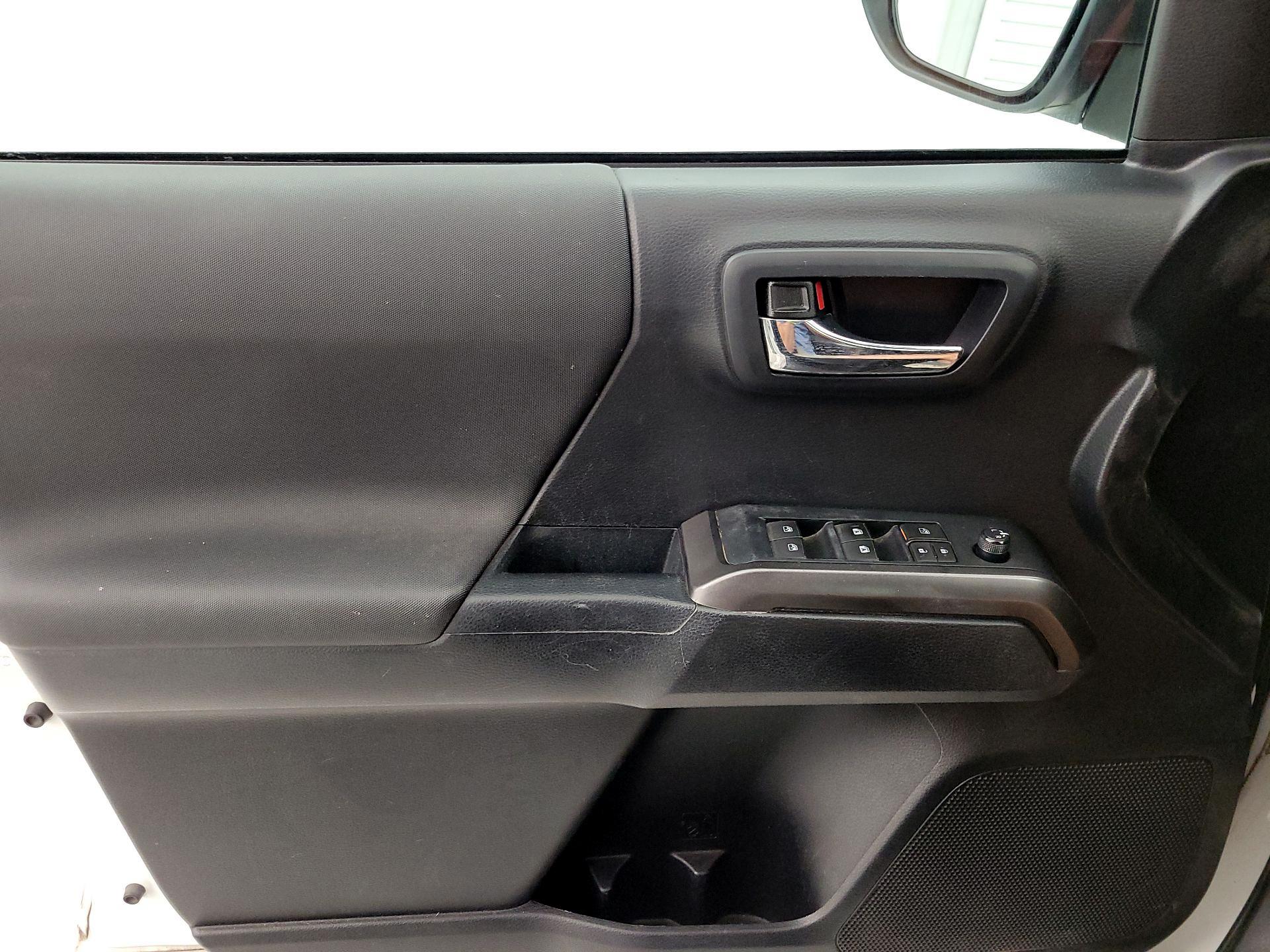 Thumbnail: 2019 Toyota Tacoma - 12