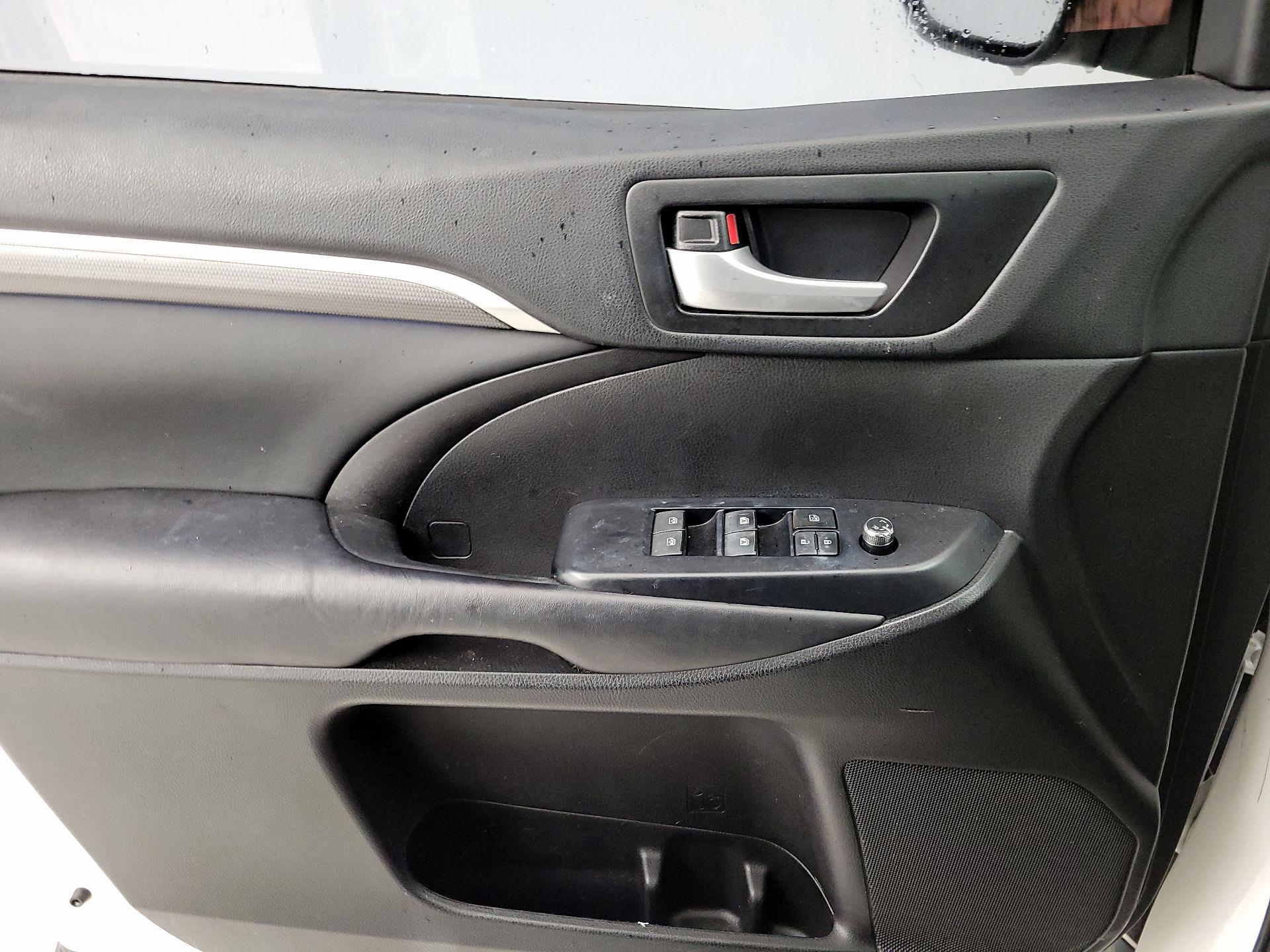 Thumbnail: 2019 Toyota Highlander - 12