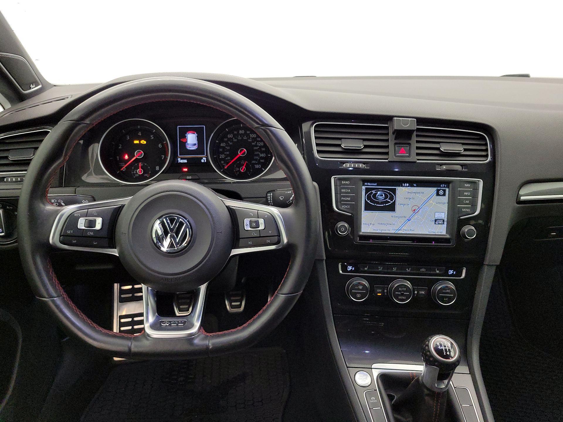 Thumbnail: 2016 Volkswagen Golf - 10