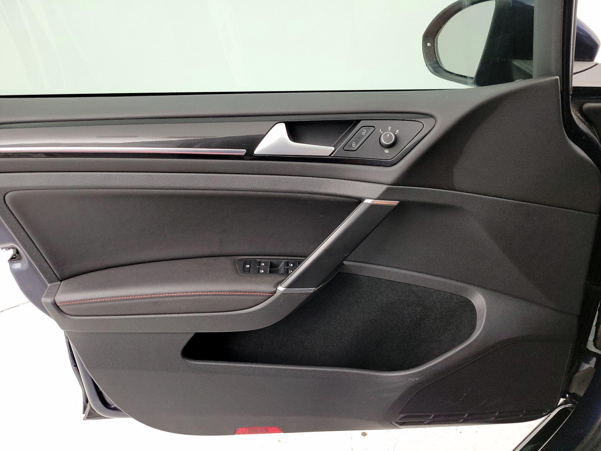 Thumbnail: 2016 Volkswagen Golf - 12