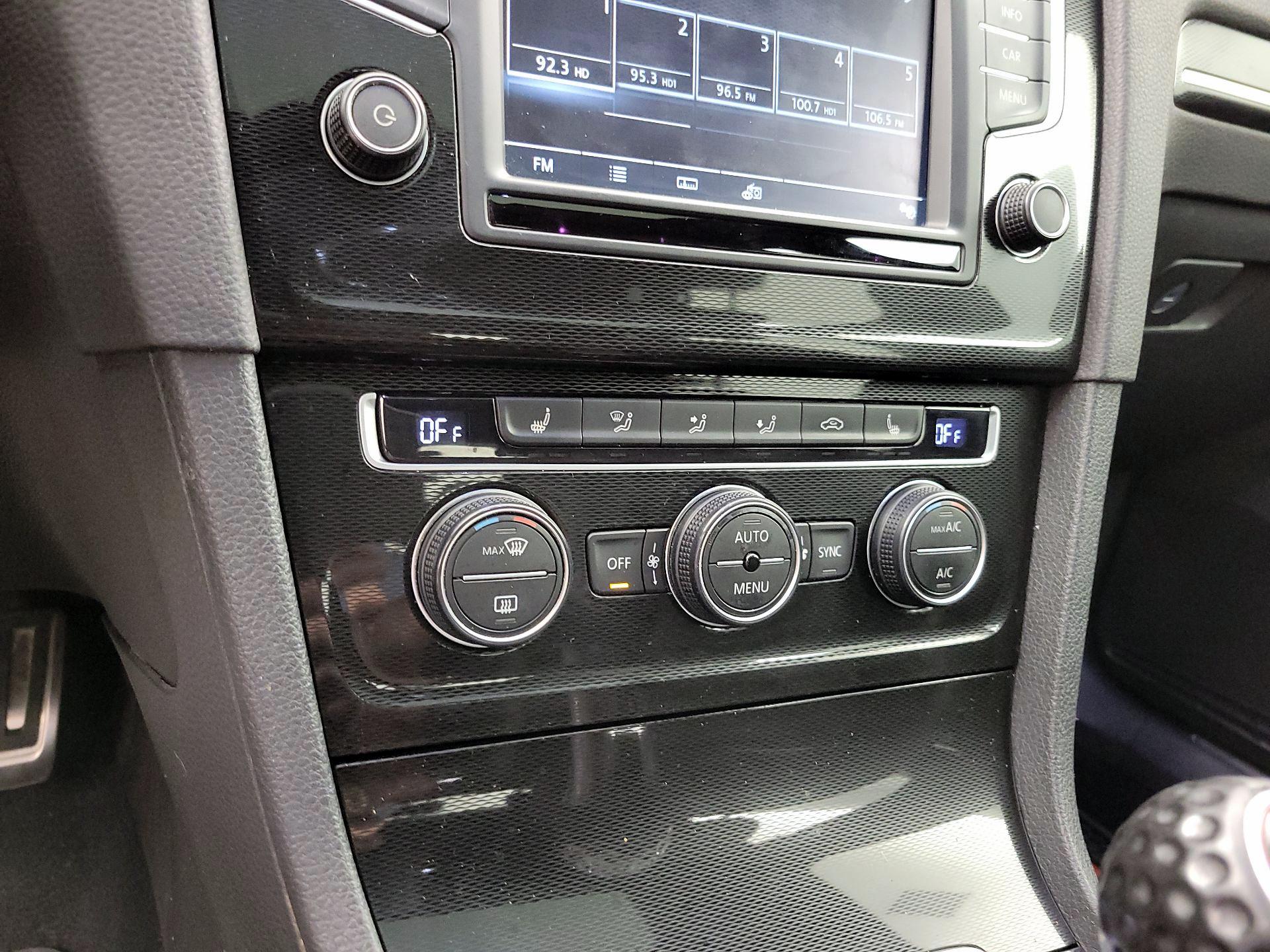 Thumbnail: 2016 Volkswagen Golf - 17