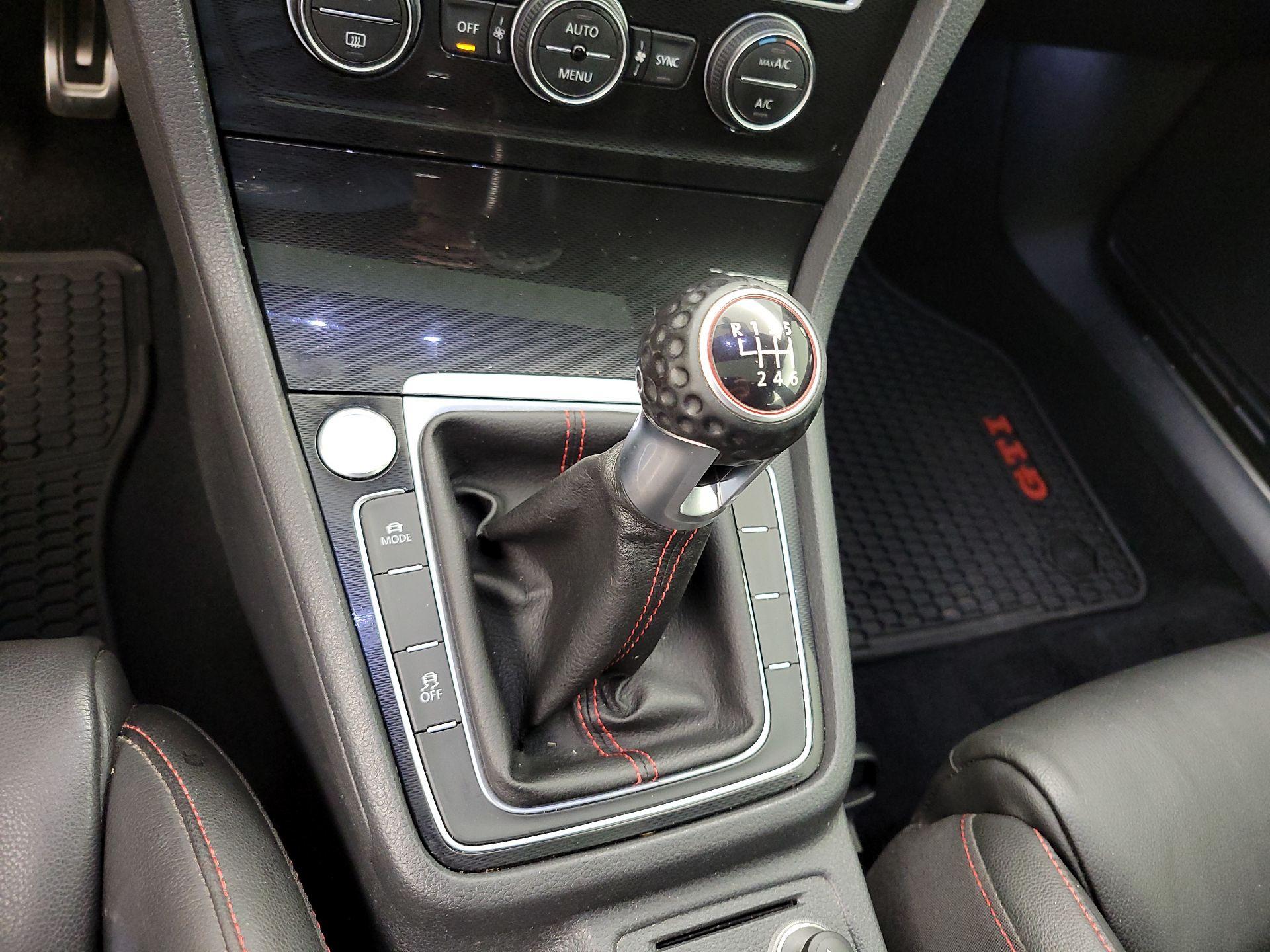 Thumbnail: 2016 Volkswagen Golf - 18