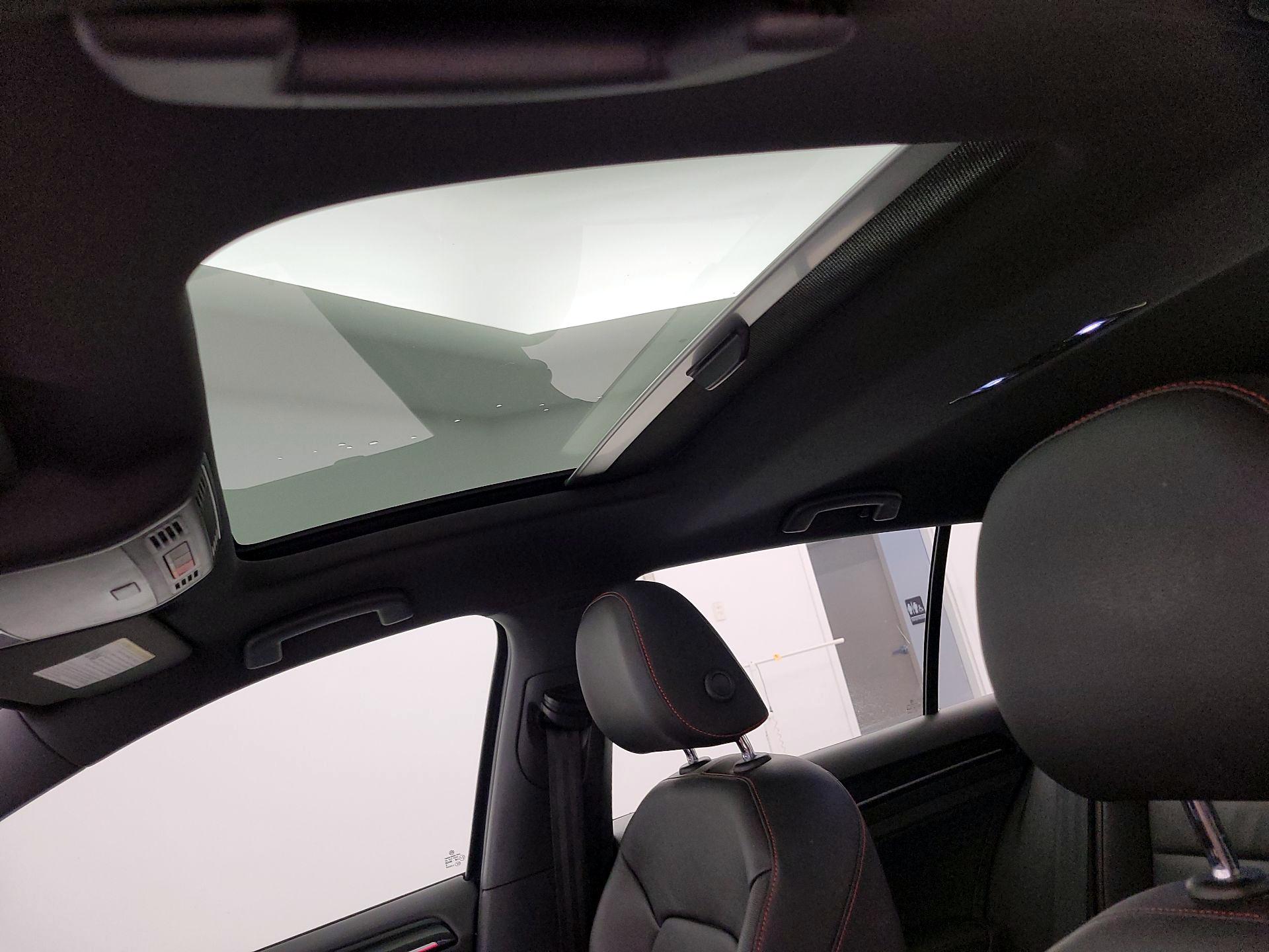 Thumbnail: 2016 Volkswagen Golf - 20