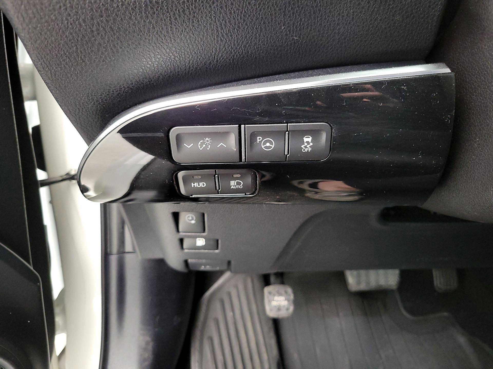 Thumbnail: 2020 Toyota Prius Prime - 13