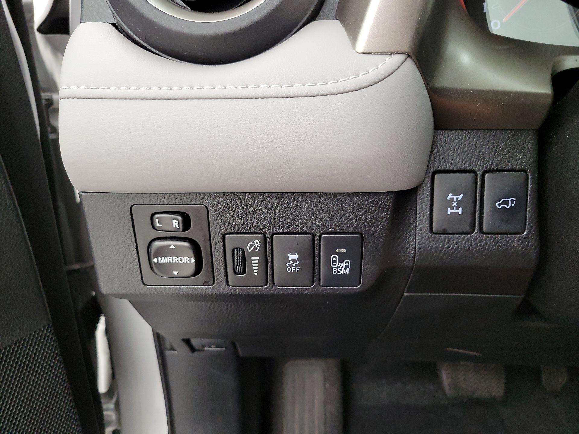 Thumbnail: 2014 Toyota RAV4 - 13