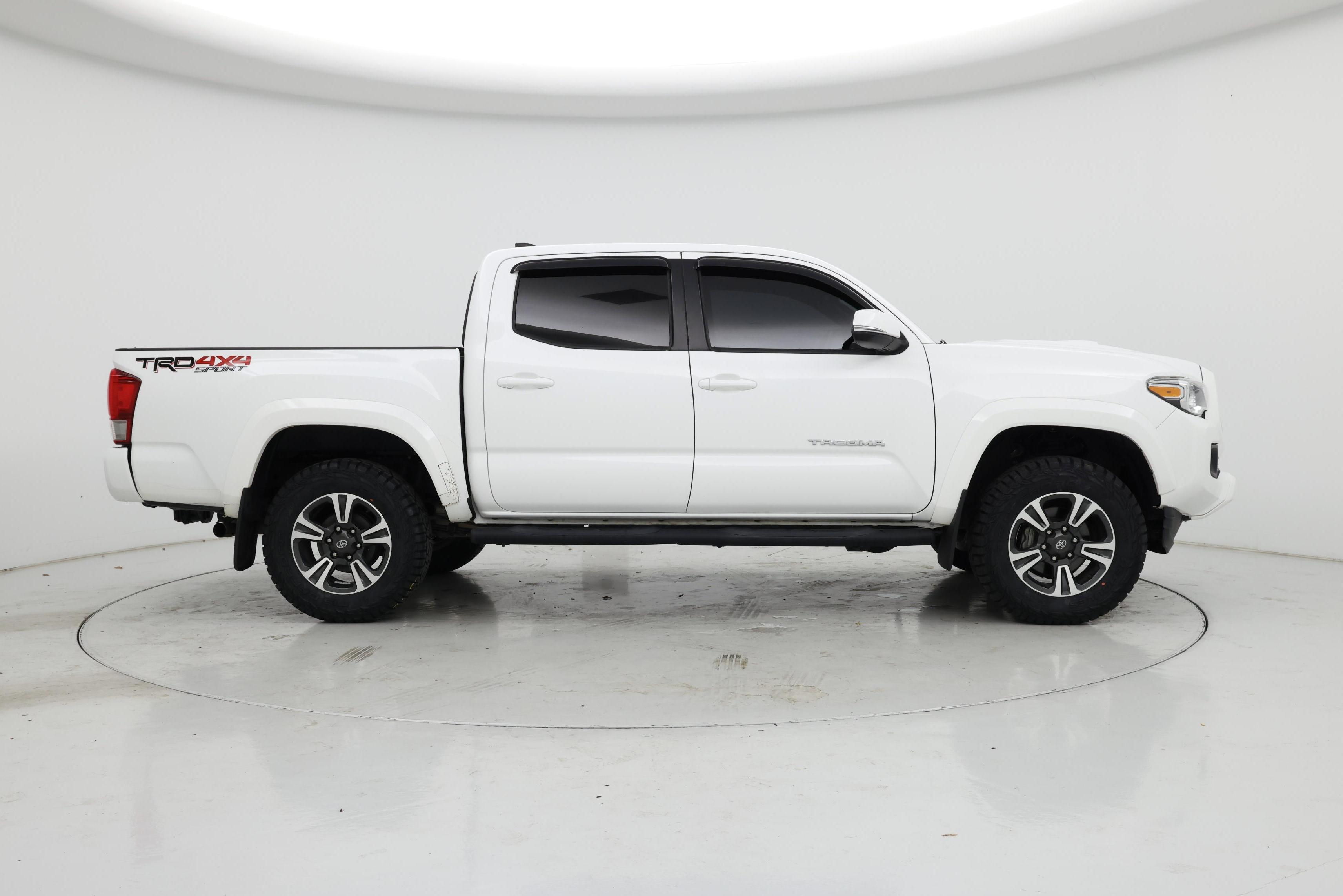 Thumbnail: 2017 Toyota Tacoma - 7