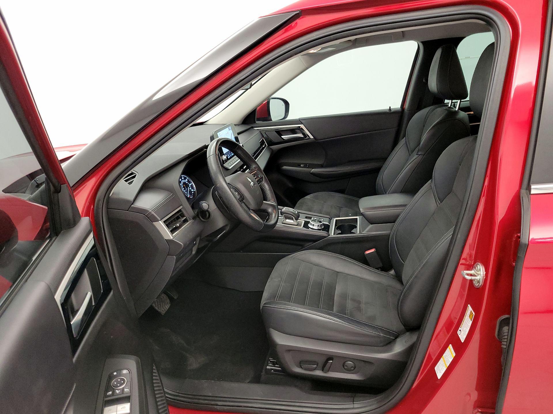 Thumbnail: 2023 Mitsubishi Outlander - 11