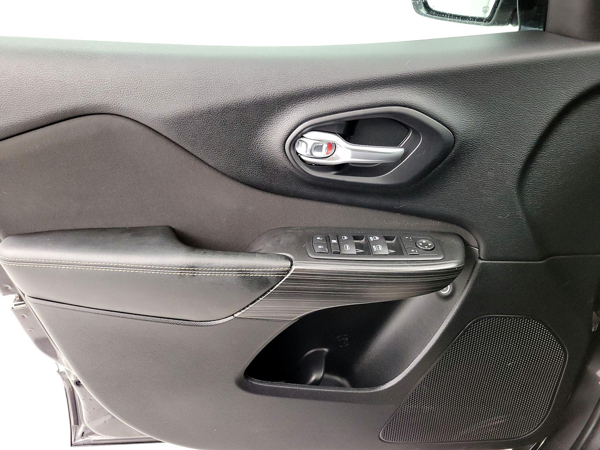 Thumbnail: 2017 Jeep Cherokee - 12