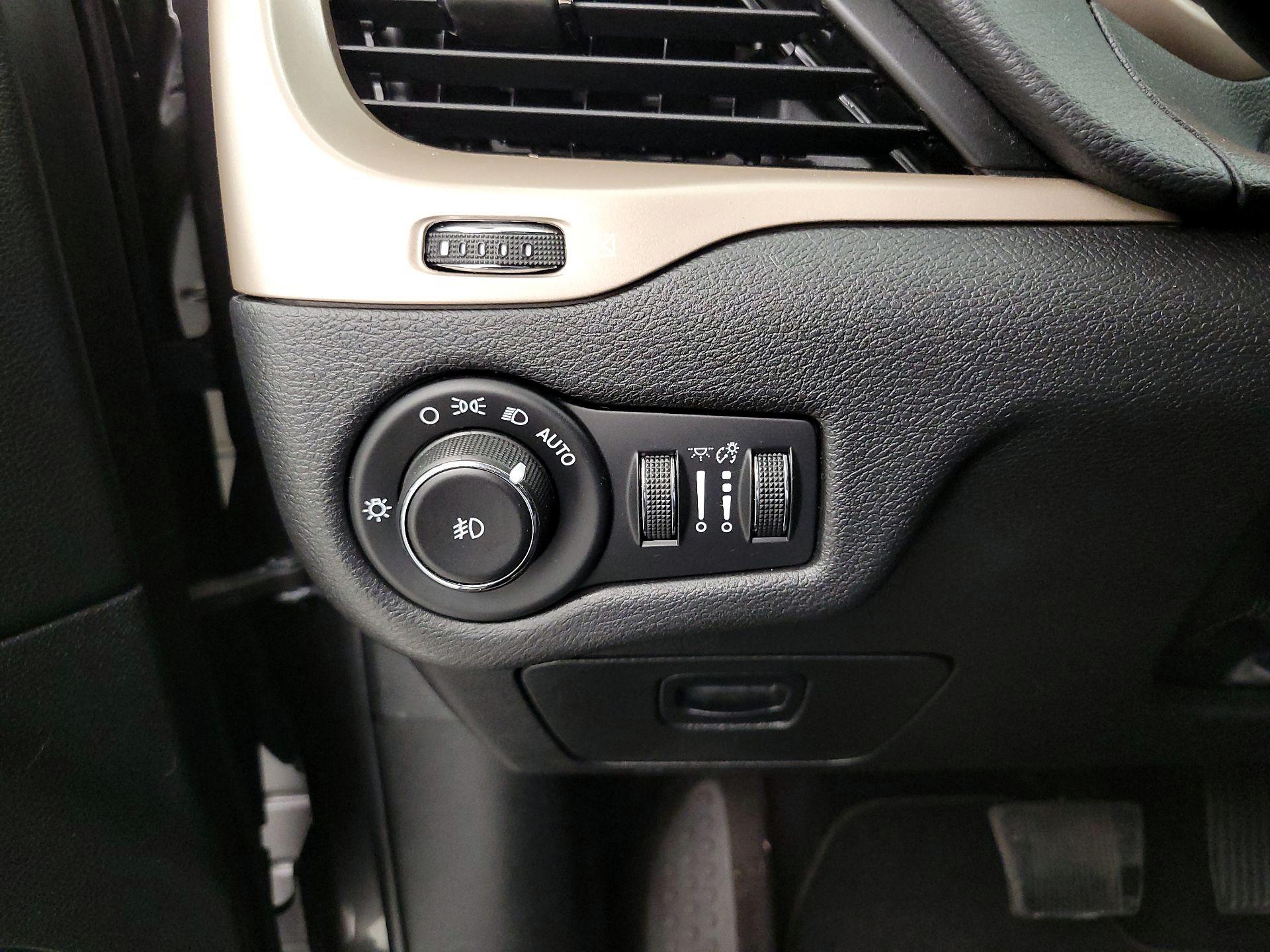 Thumbnail: 2017 Jeep Cherokee - 13