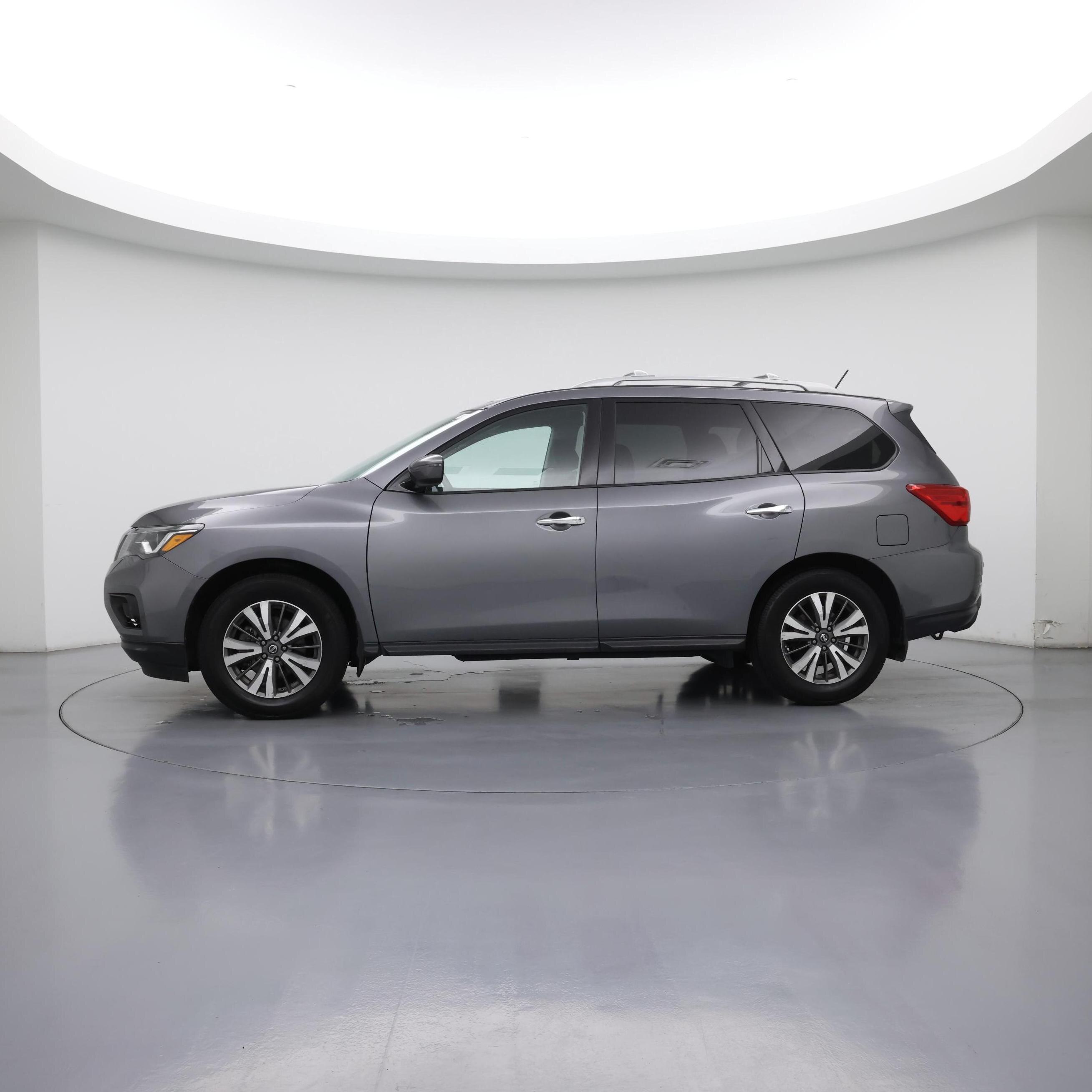 Thumbnail: 2017 Nissan Pathfinder - 3