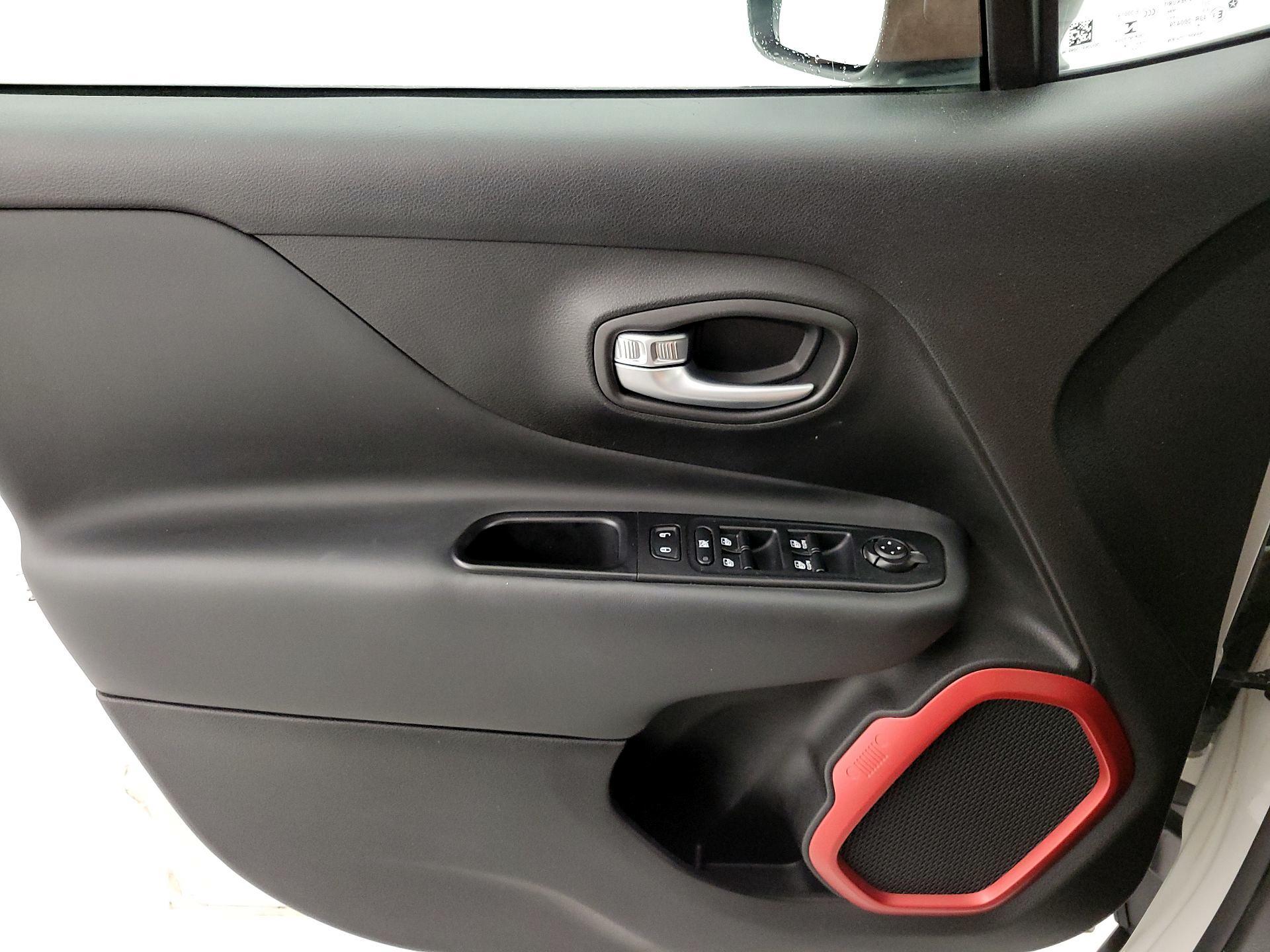 Thumbnail: 2018 Jeep Renegade - 12