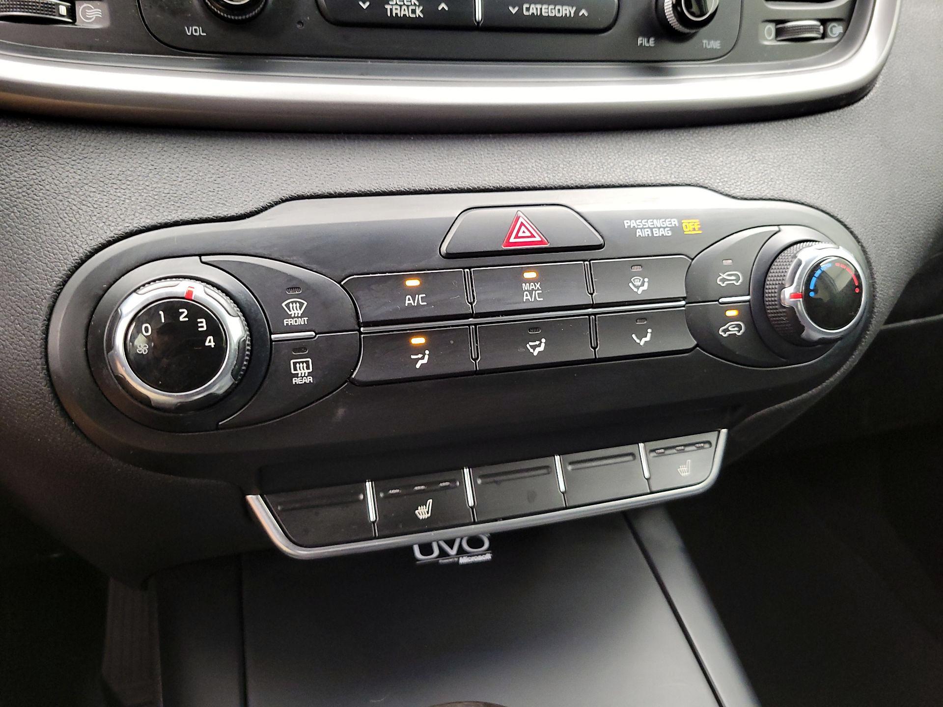 Thumbnail: 2016 Kia Sorento - 16