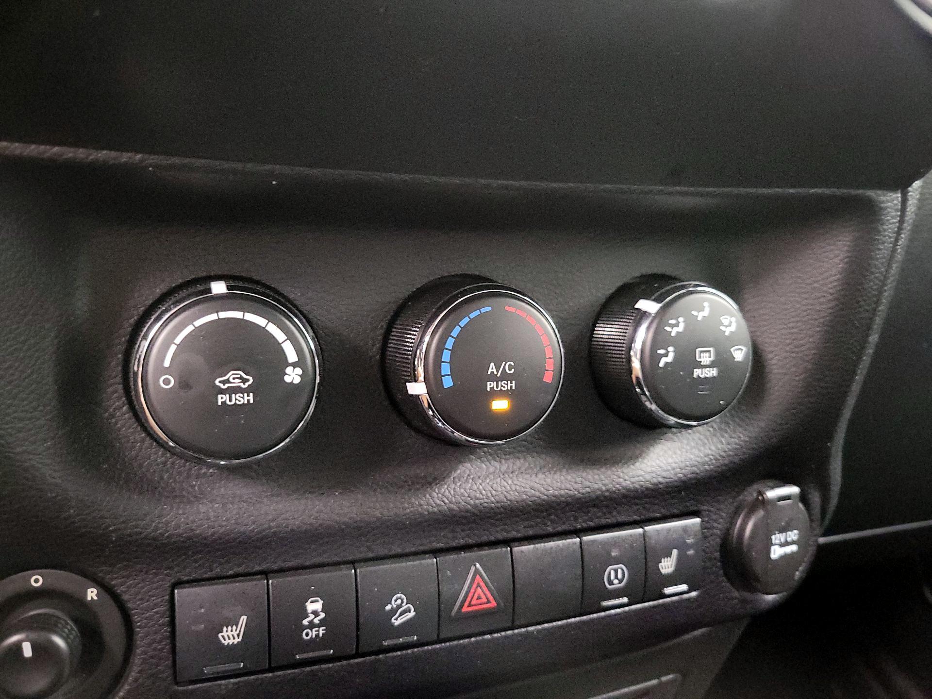 Thumbnail: 2016 Jeep Wrangler - 14