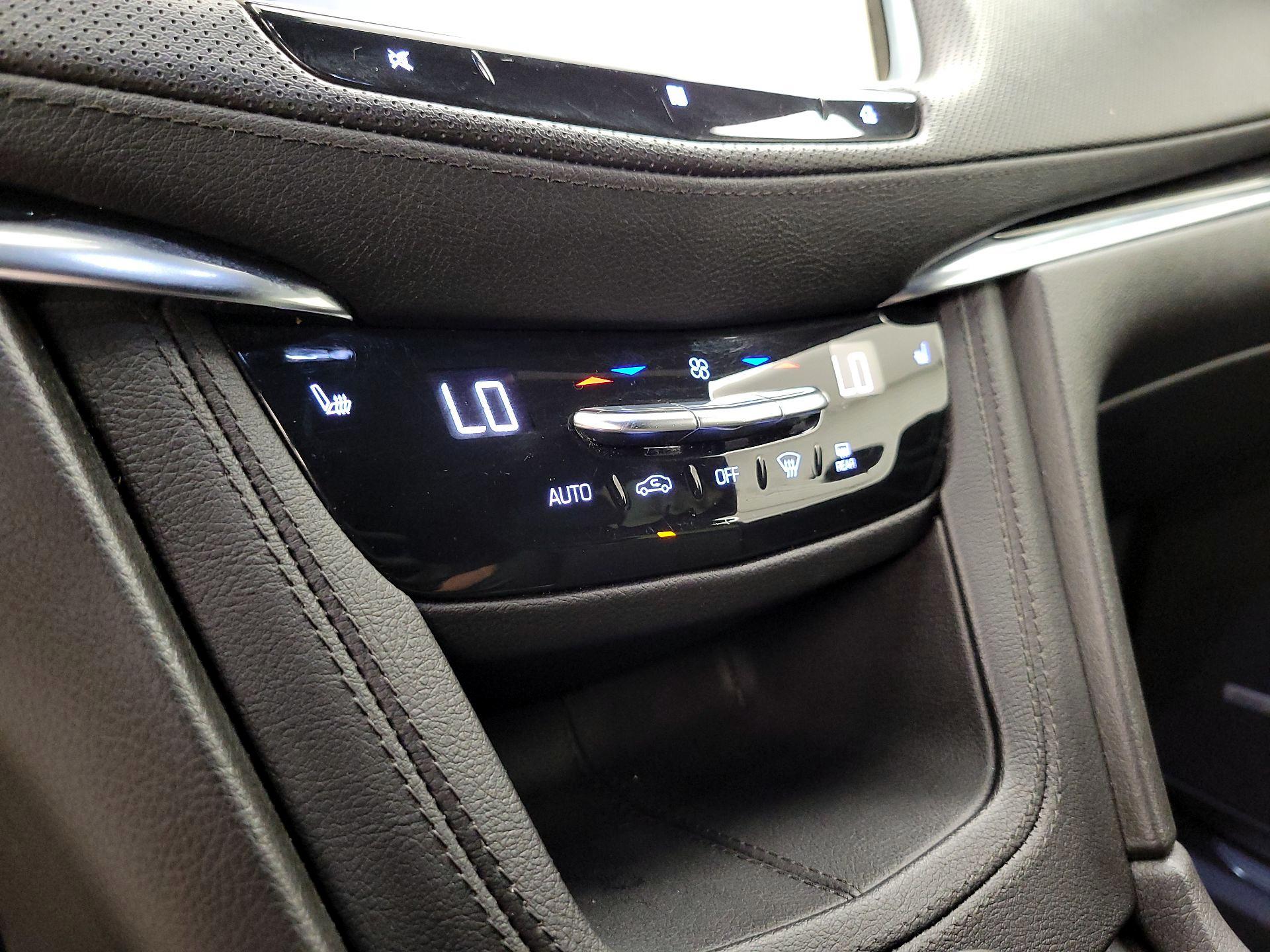 Thumbnail: 2021 Cadillac XT5 - 16