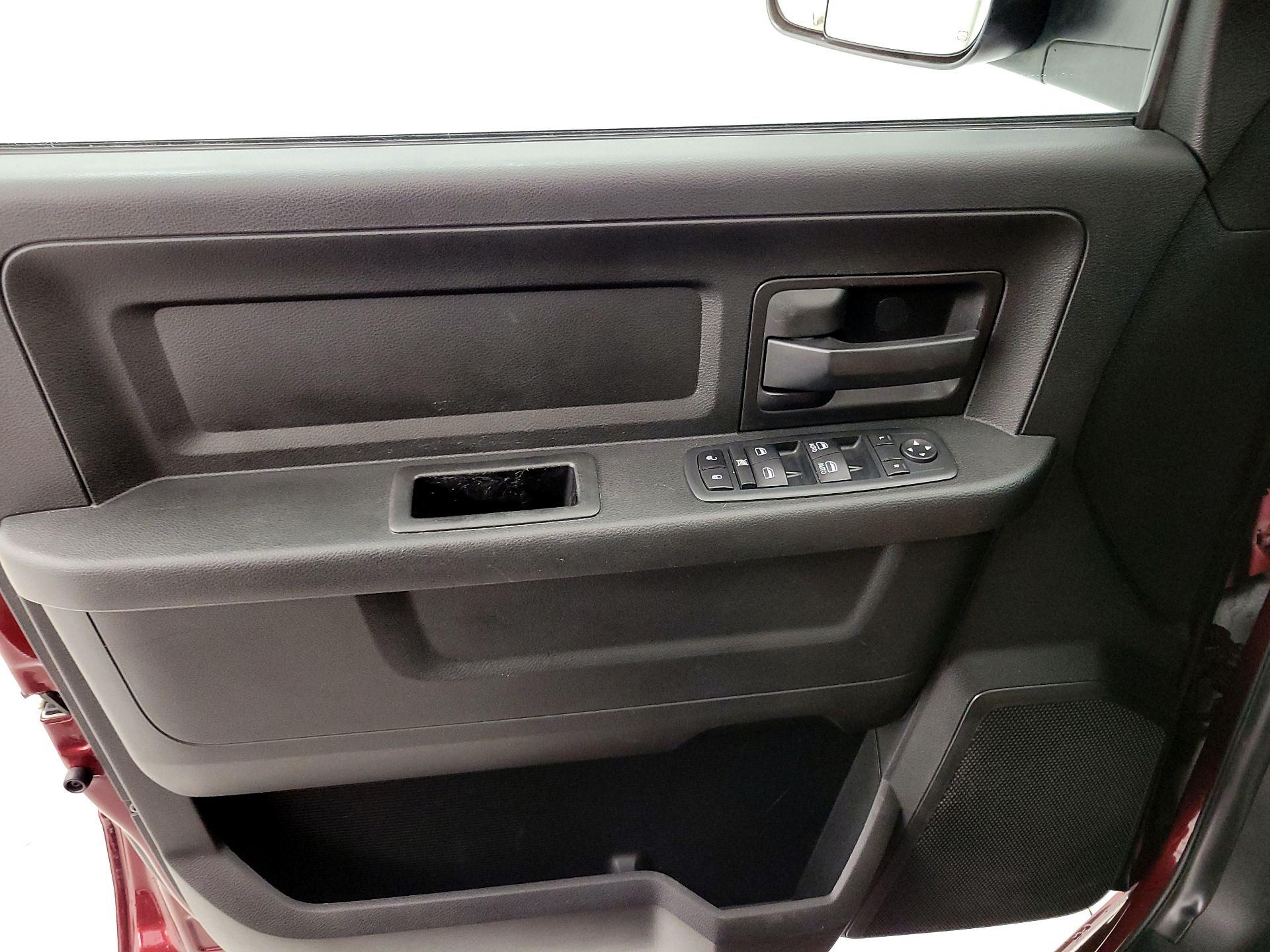 Thumbnail: 2020 RAM 1500 Classic - 12