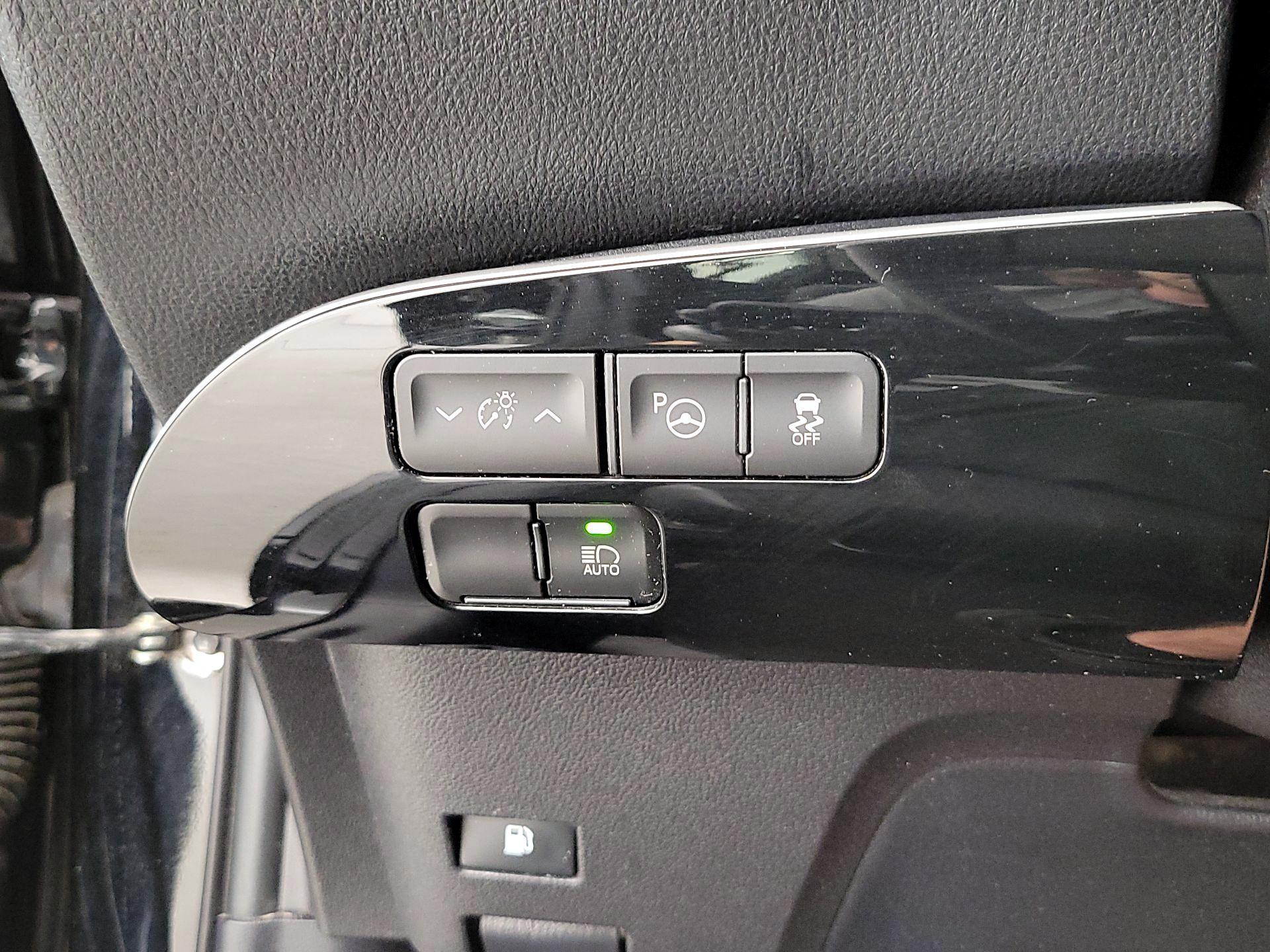 Thumbnail: 2019 Toyota Prius - 13