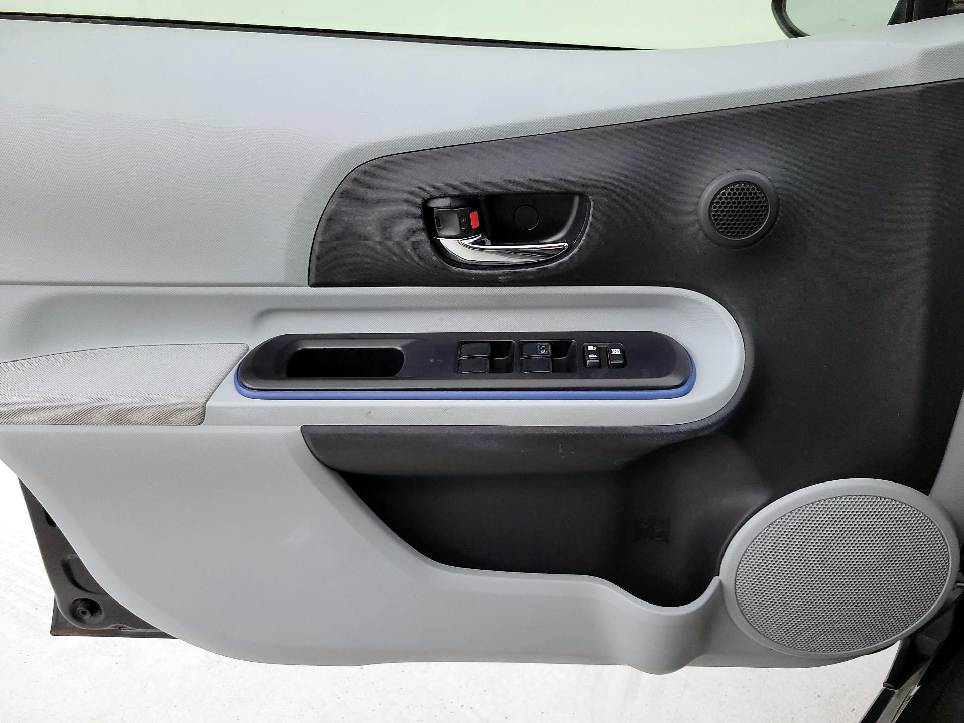 Thumbnail: 2013 Toyota Prius c - 12