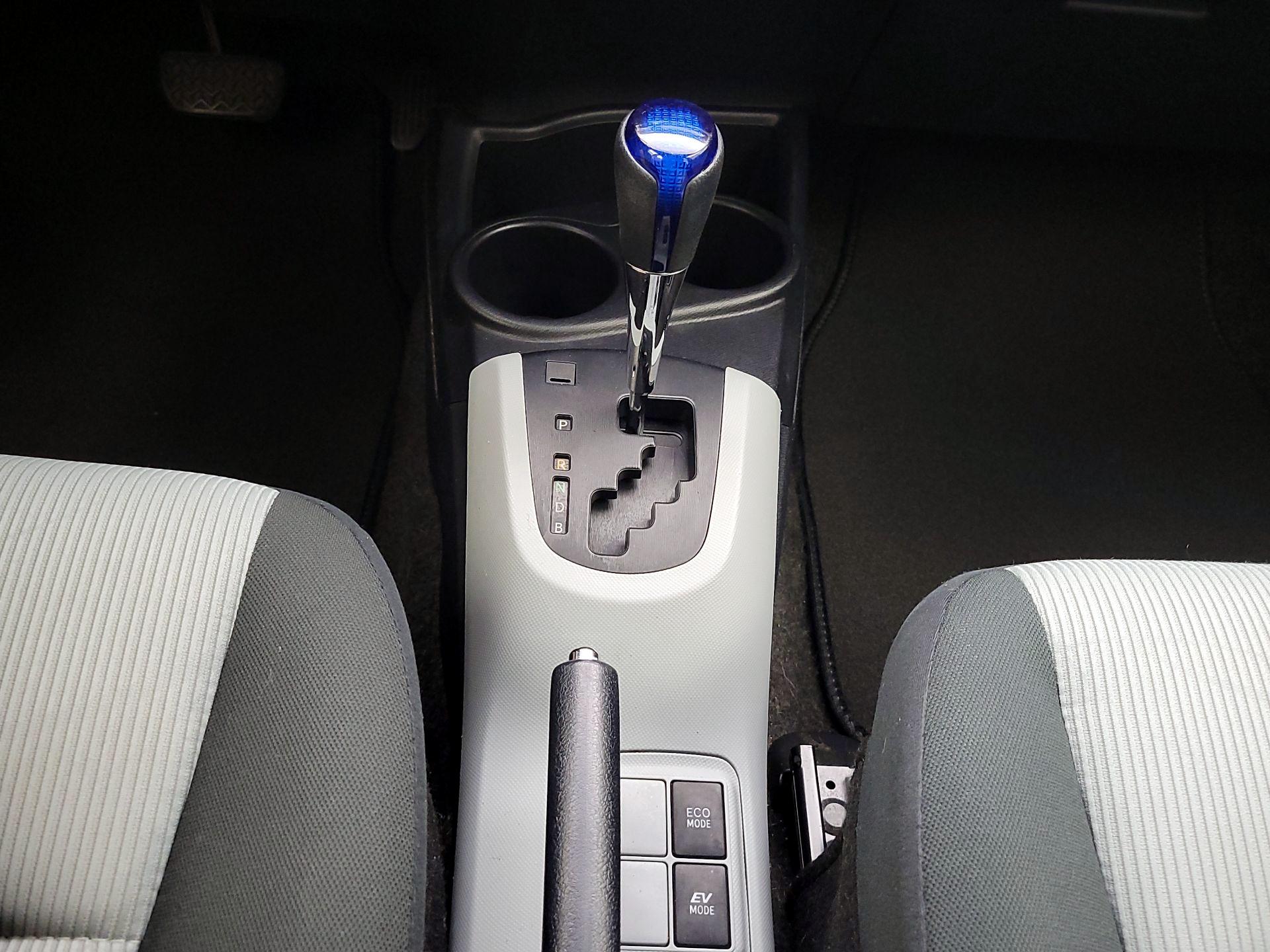 Thumbnail: 2013 Toyota Prius c - 16