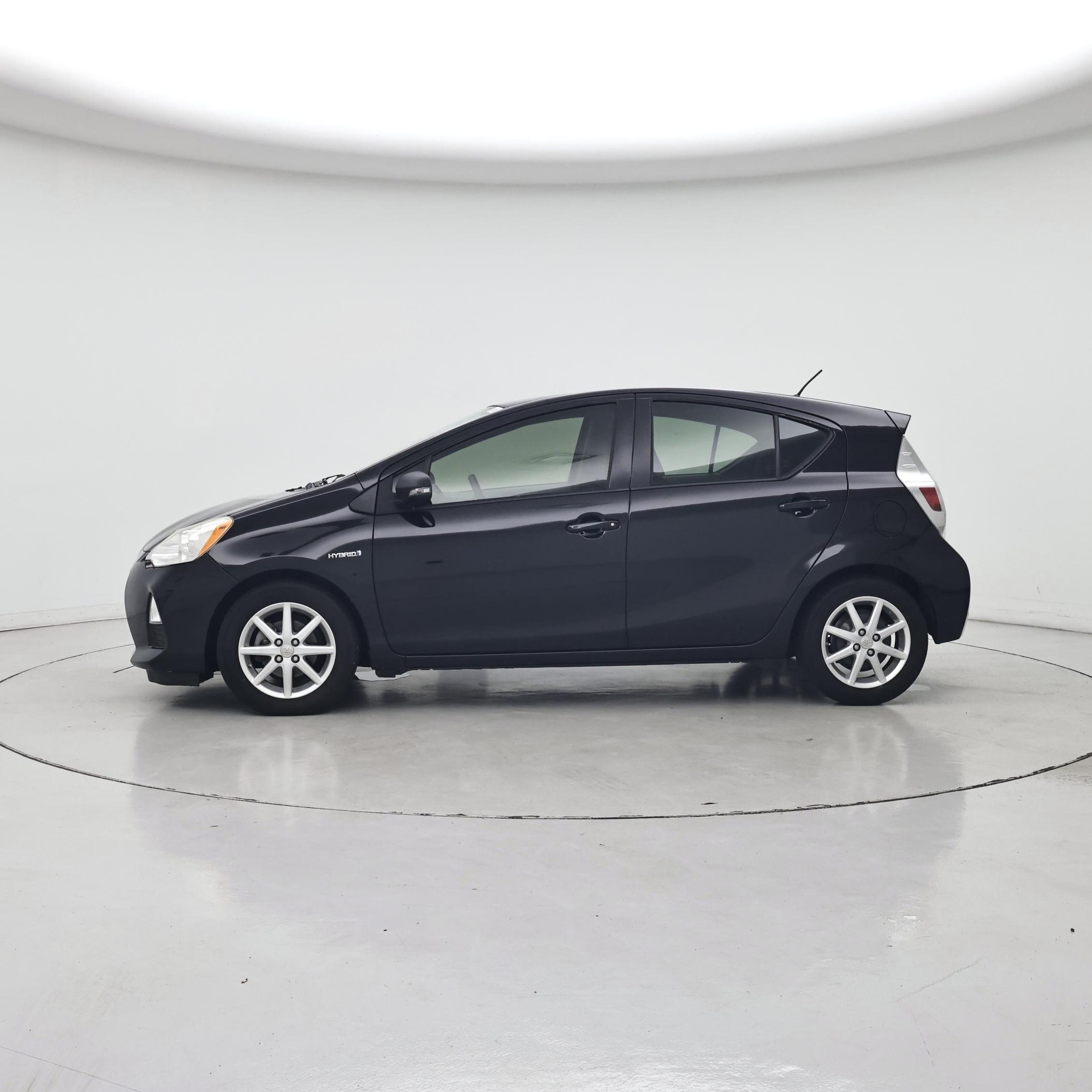 Thumbnail: 2013 Toyota Prius c - 3