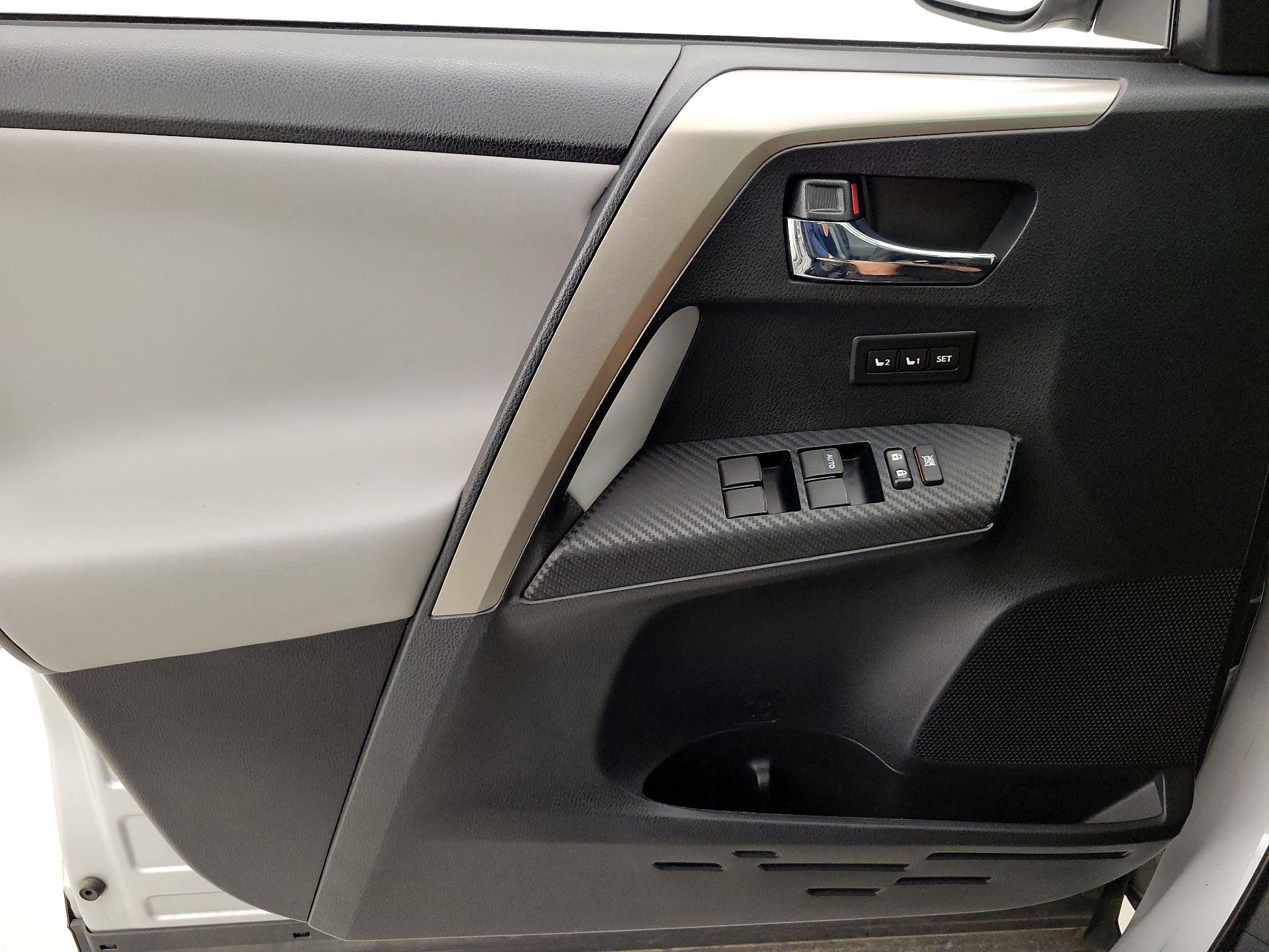 Thumbnail: 2015 Toyota RAV4 - 12