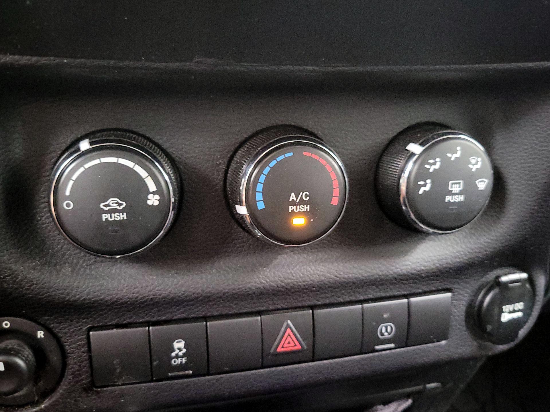 Thumbnail: 2017 Jeep Wrangler - 14