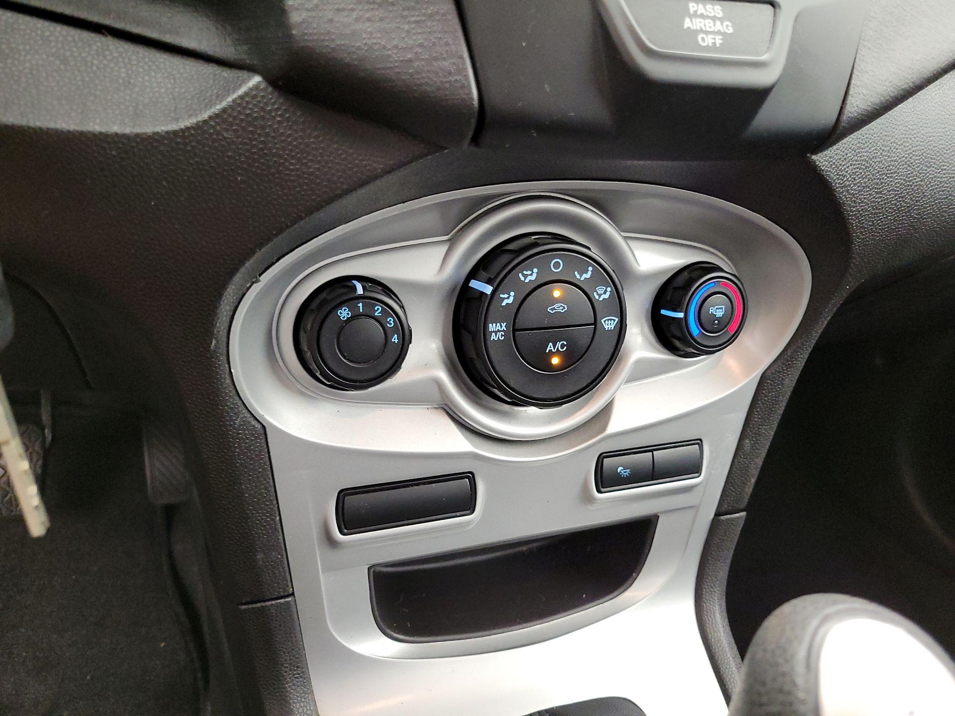 Thumbnail: 2014 Ford Fiesta - 15