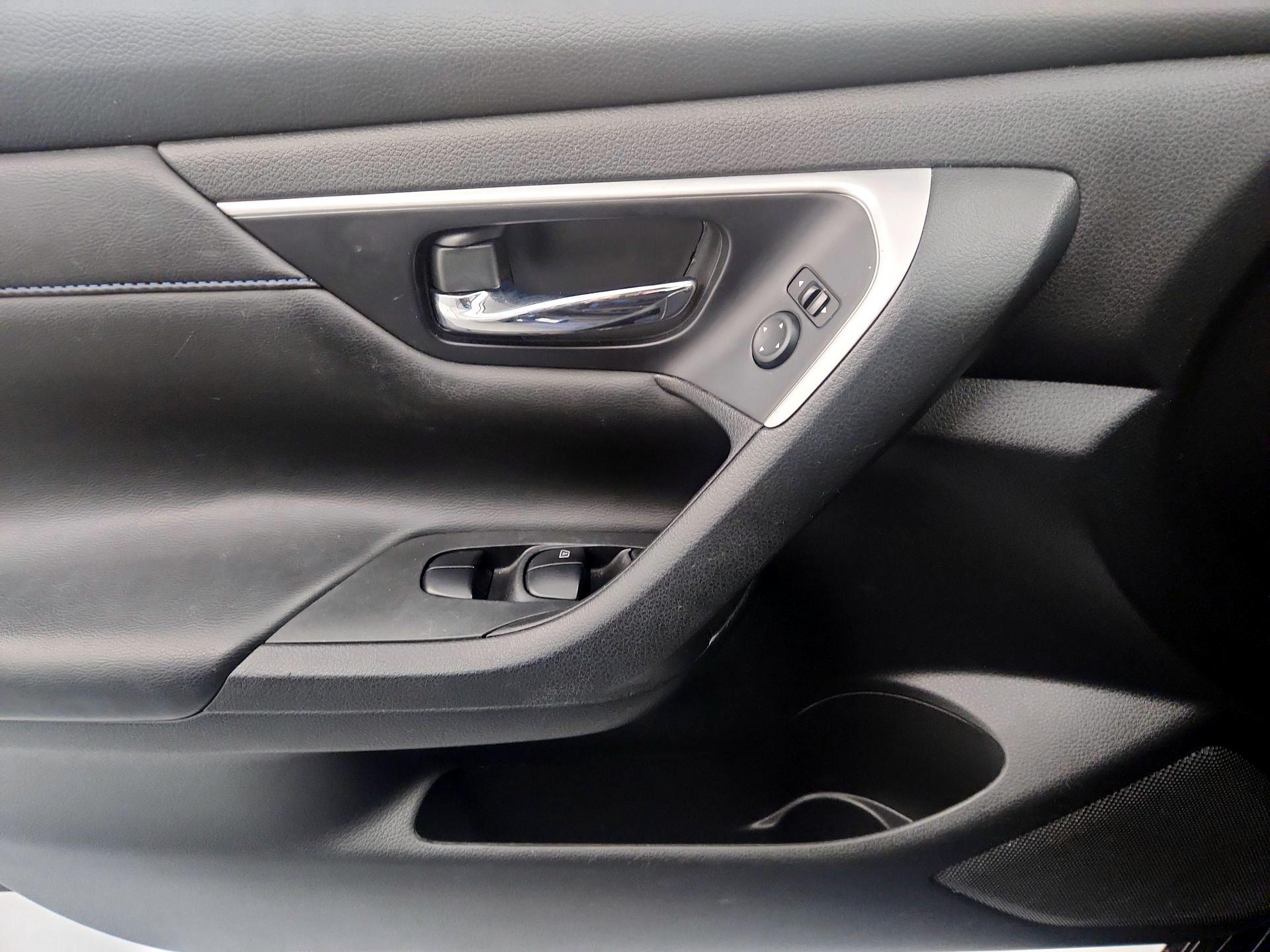 Thumbnail: 2016 Nissan Altima - 12