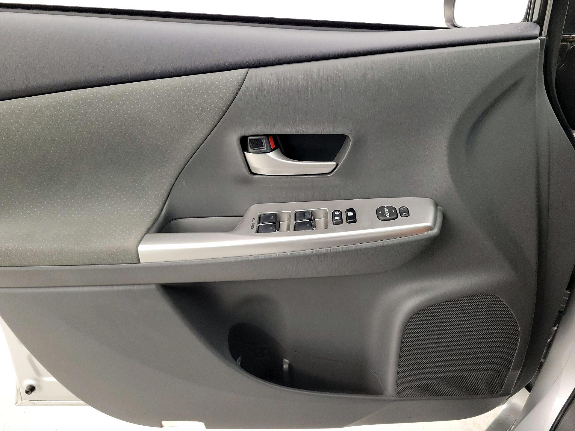 Thumbnail: 2013 Toyota Prius v - 12