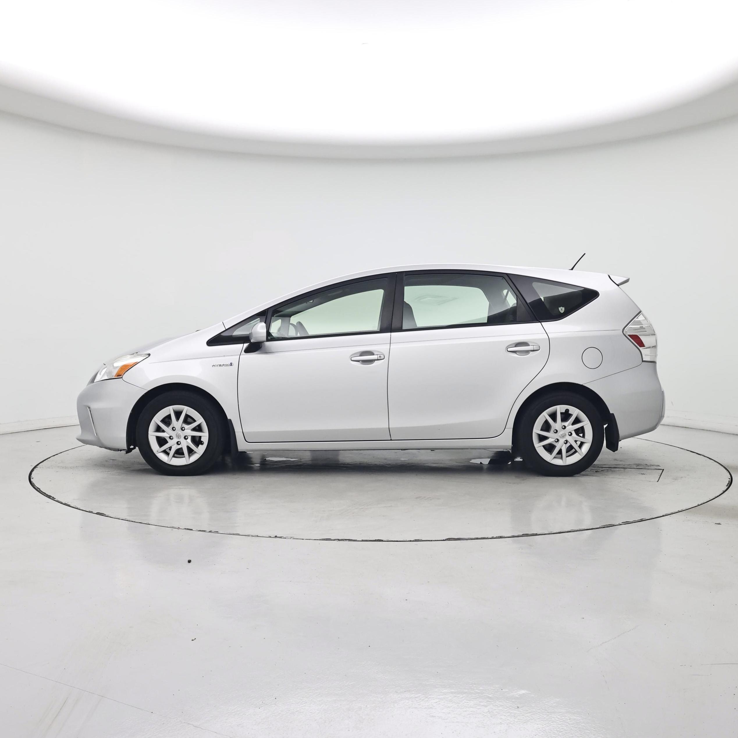 Thumbnail: 2013 Toyota Prius v - 3