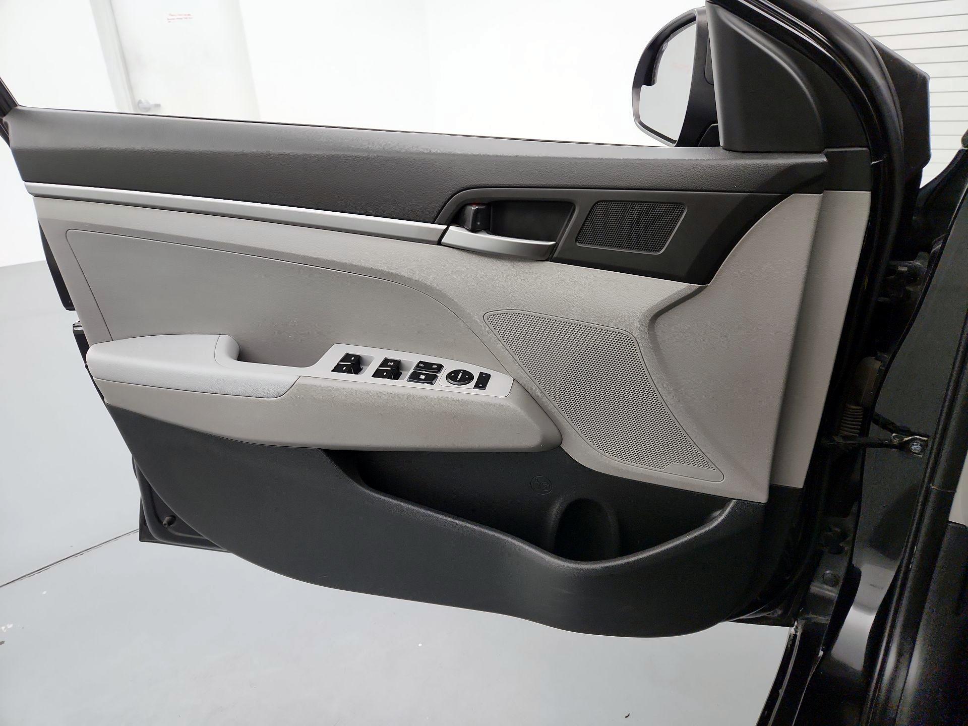 Thumbnail: 2017 Hyundai Elantra - 12