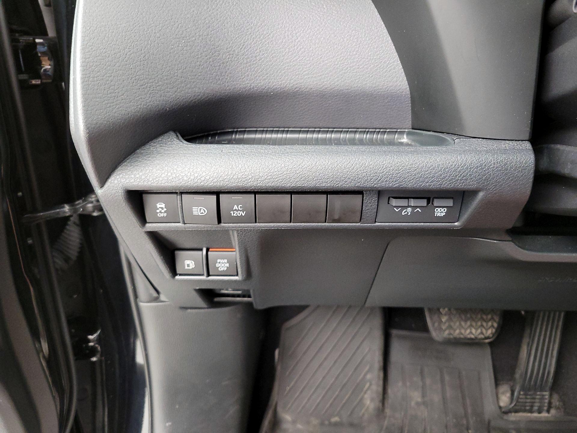 Thumbnail: 2022 Toyota Sienna - 13