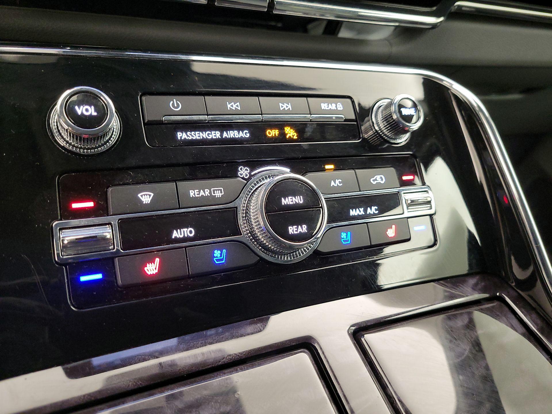 Thumbnail: 2020 Lincoln Navigator L - 17