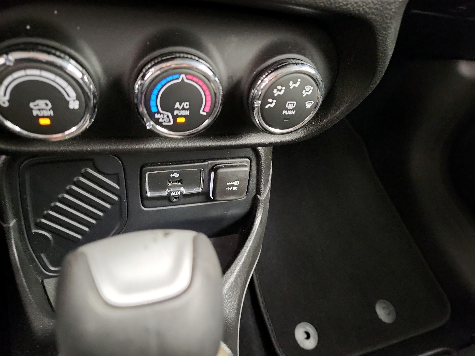 Thumbnail: 2016 Jeep Renegade - 18