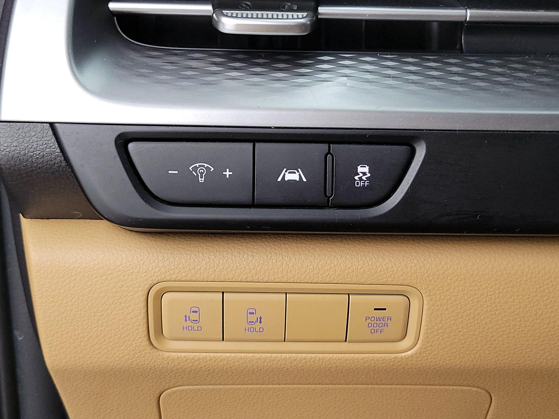 Thumbnail: 2023 Kia Carnival - 13