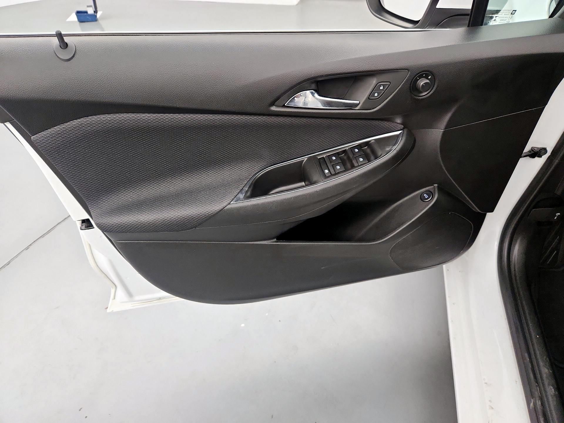 Thumbnail: 2019 Chevrolet Cruze - 12